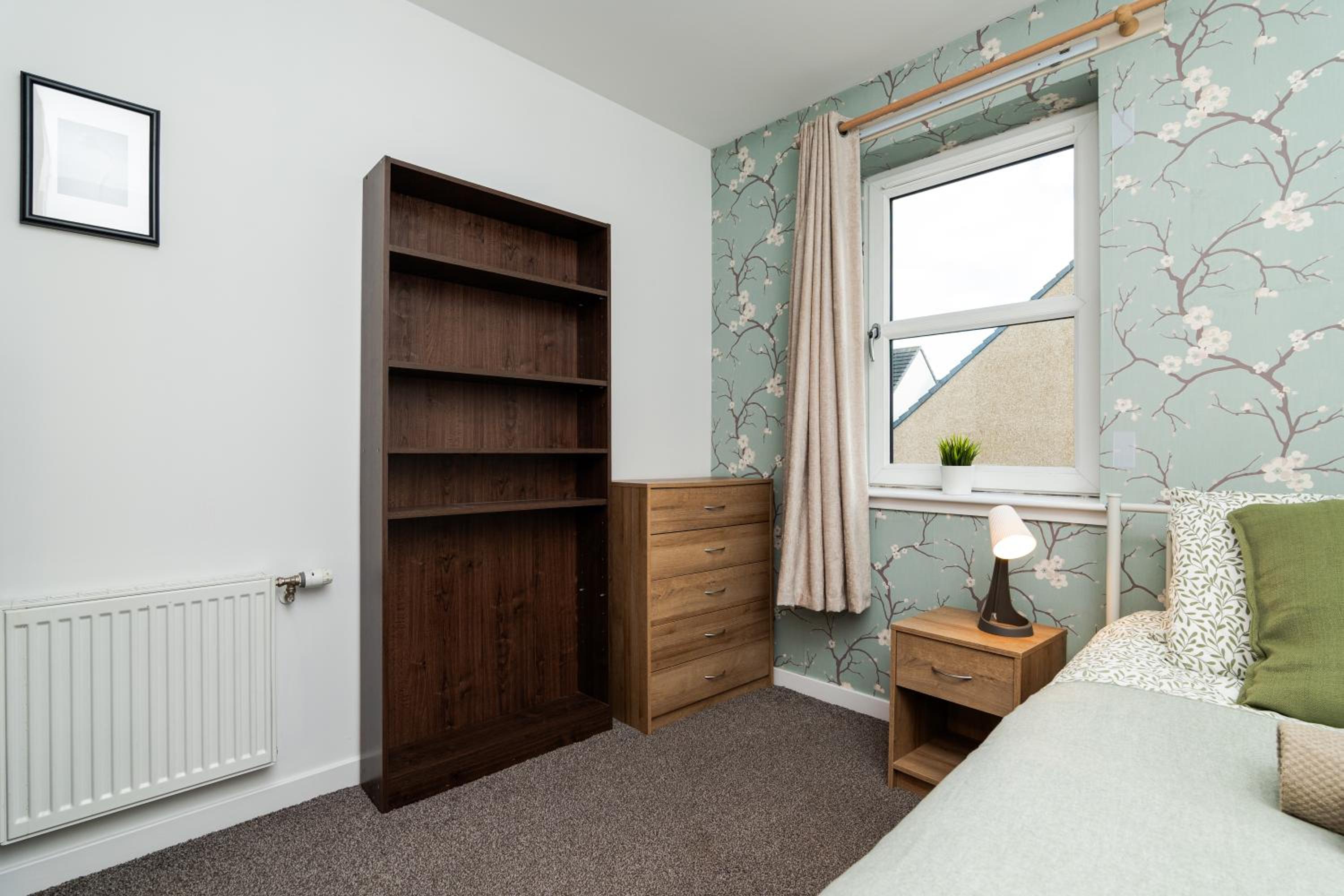 3 Bedroom House - Free Parking- by Holiday homes