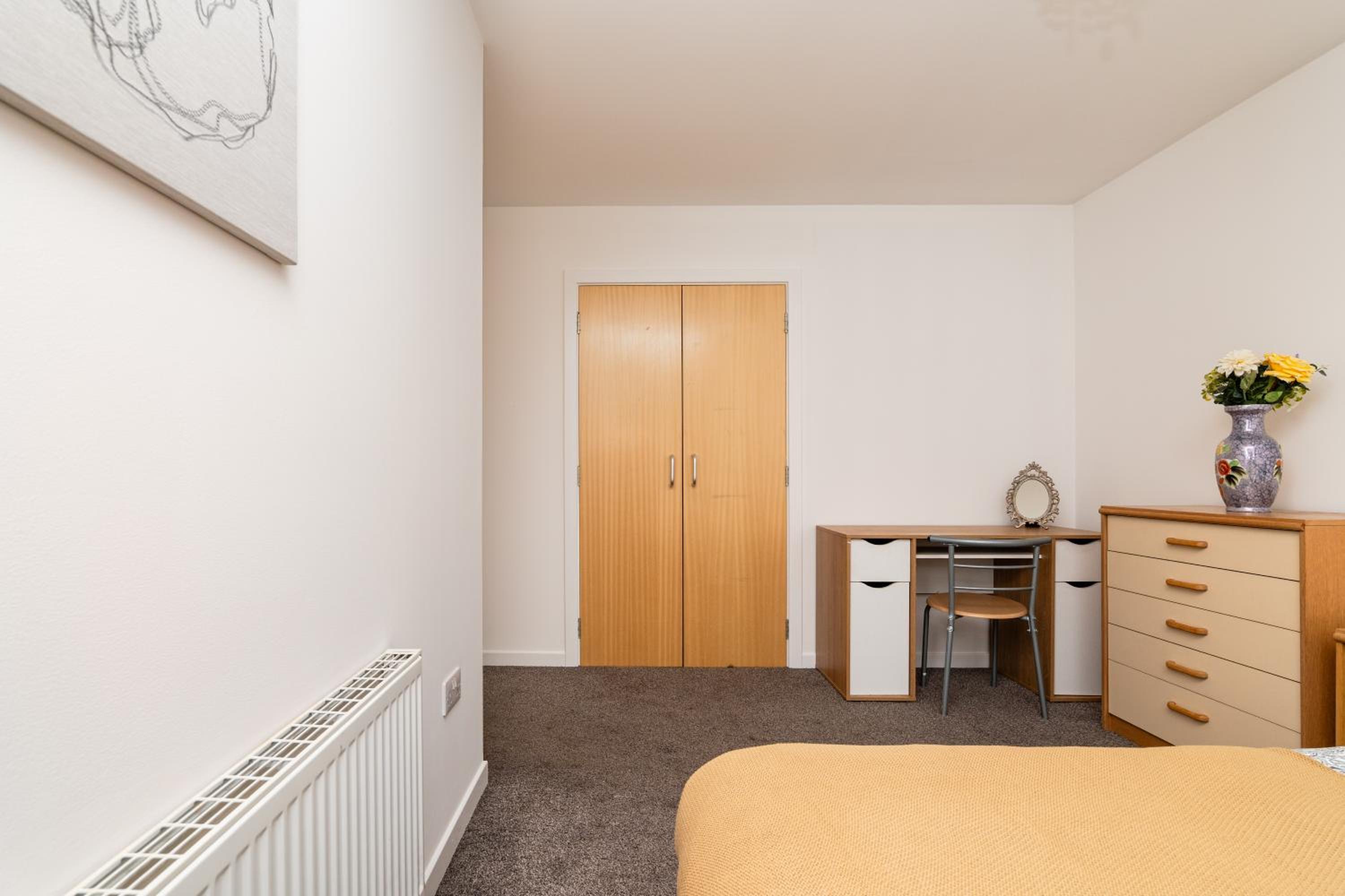 3 Bedroom House - Free Parking- by Holiday homes