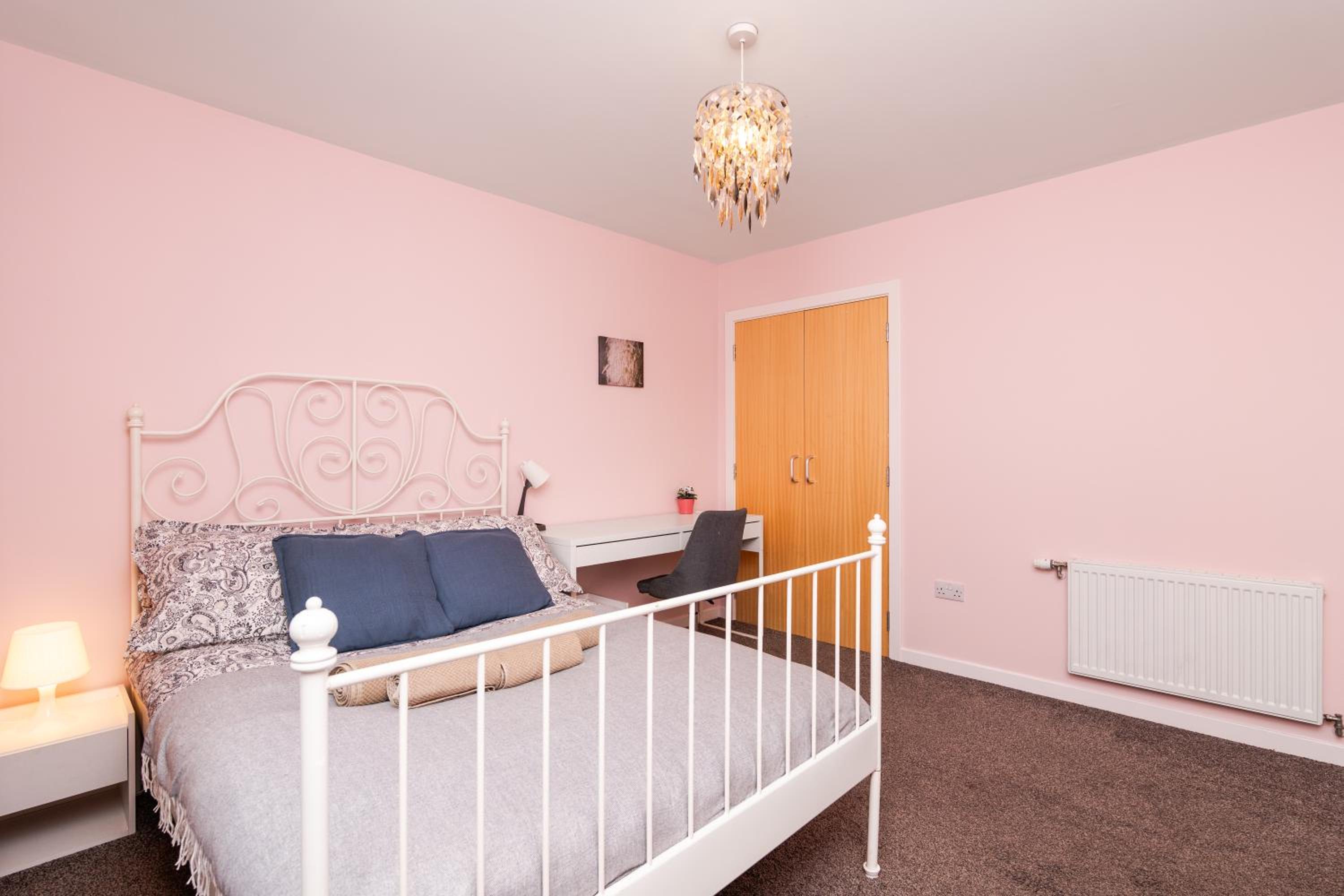 3 Bedroom House - Free Parking- by Holiday homes