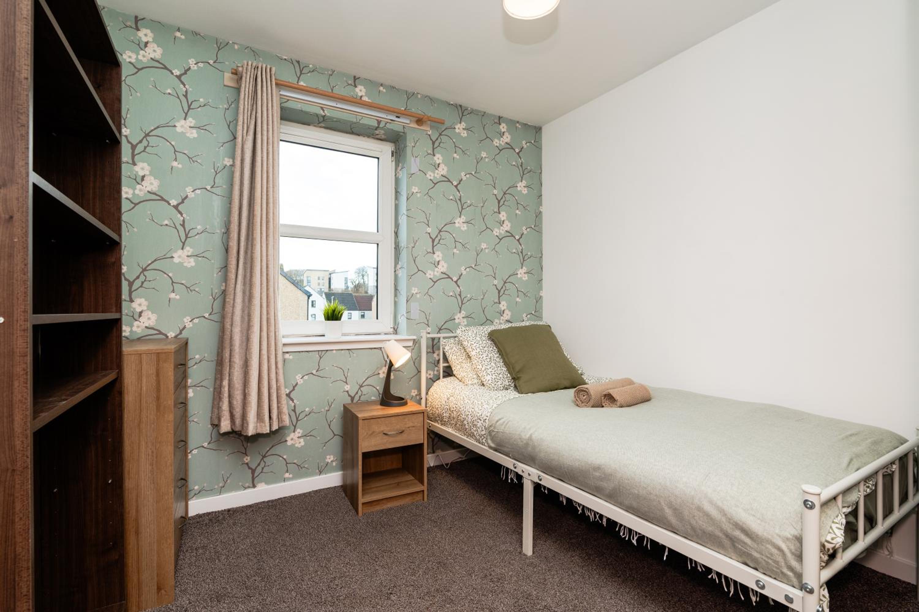 3 Bedroom House - Free Parking- by Holiday homes
