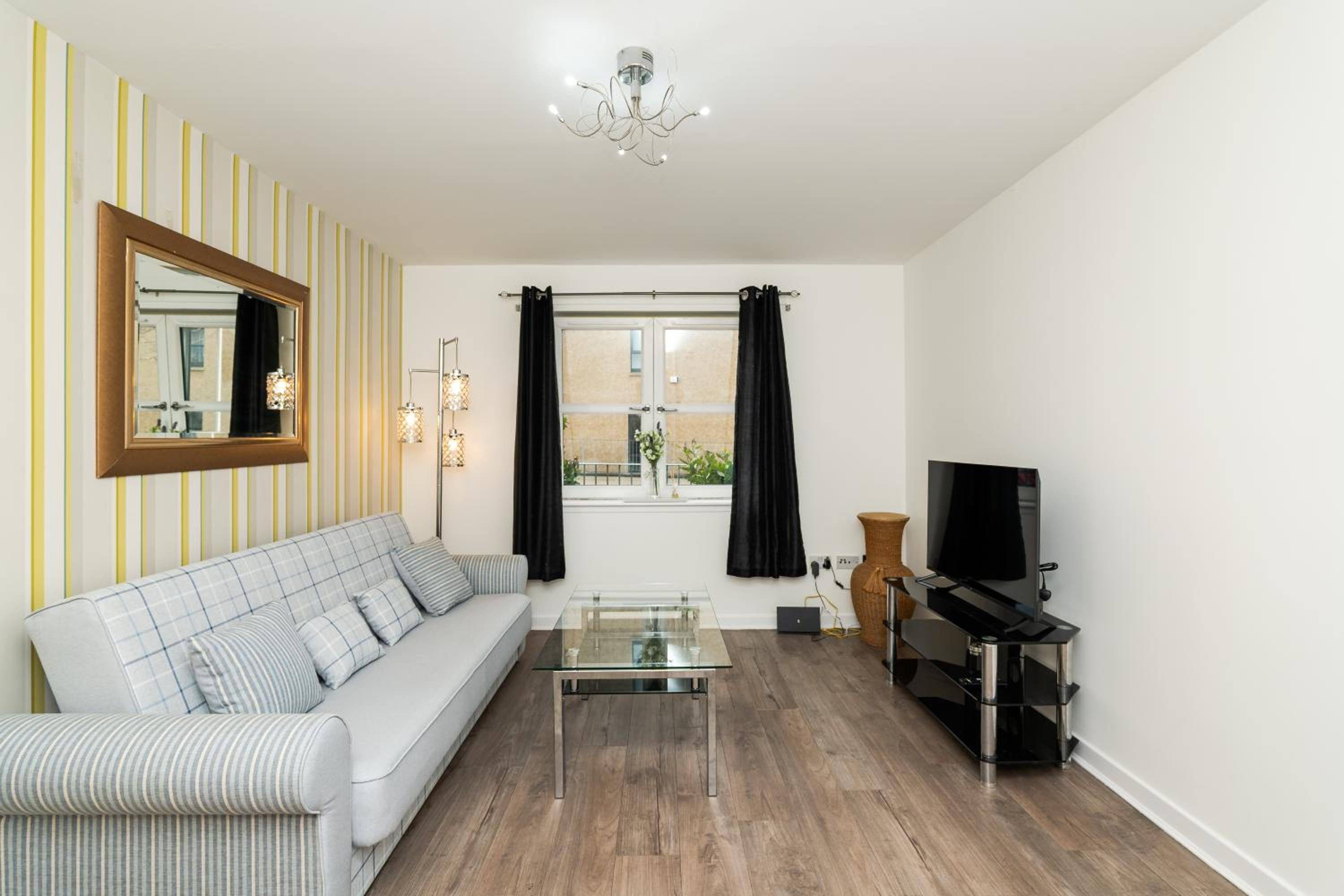 3 Bedroom House - Free Parking- by Holiday homes