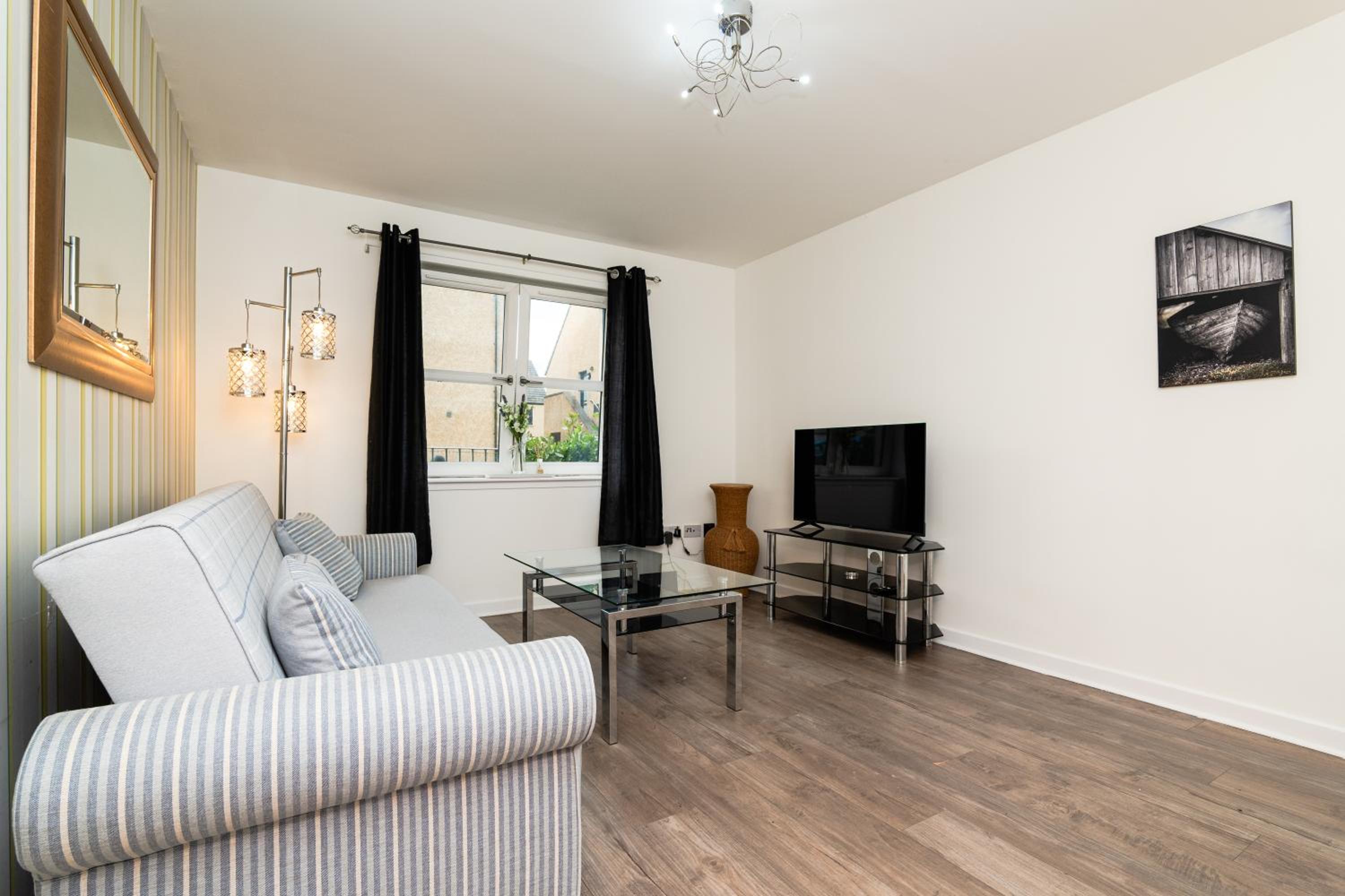 3 Bedroom House - Free Parking- by Holiday homes