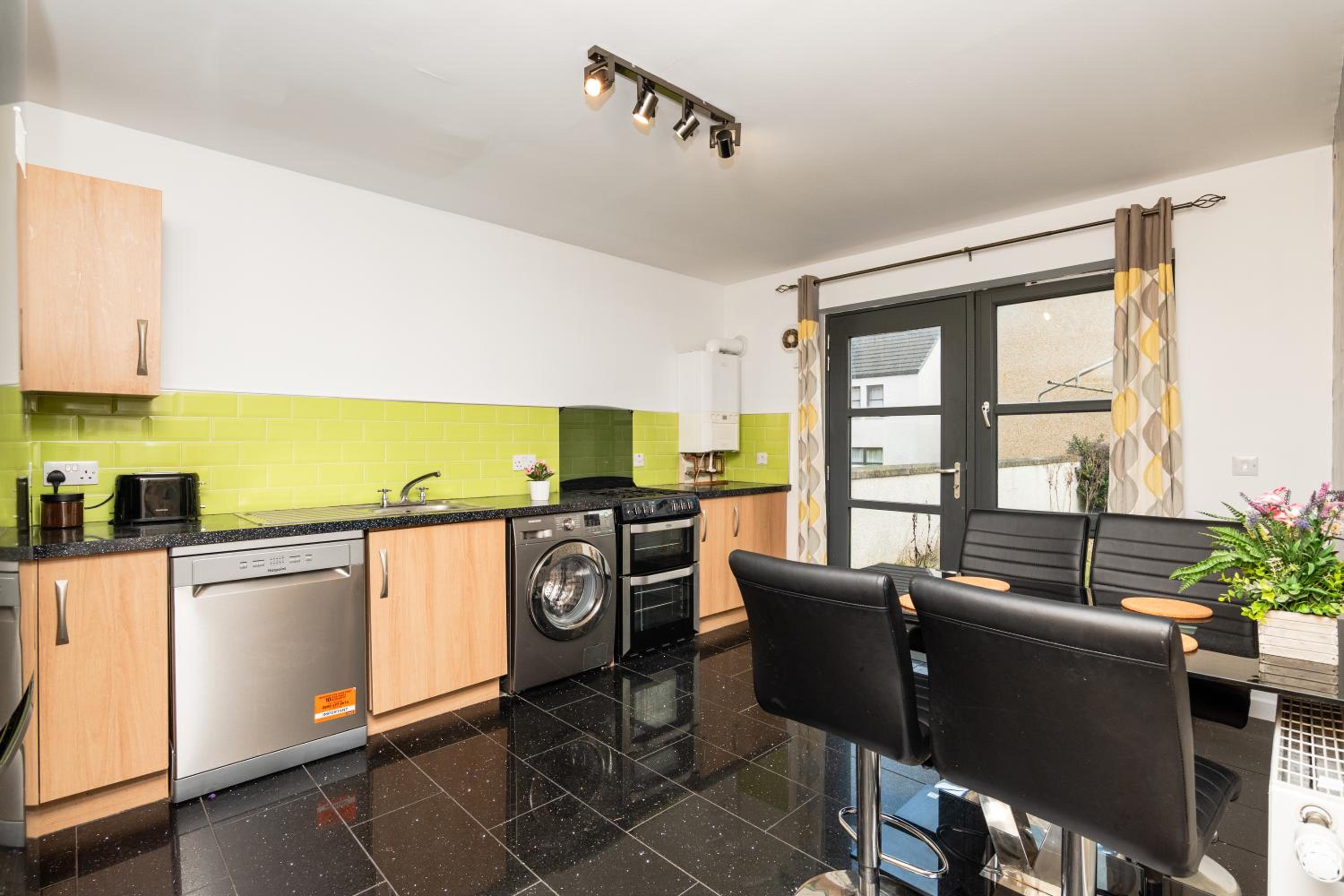 3 Bedroom House - Free Parking- by Holiday homes