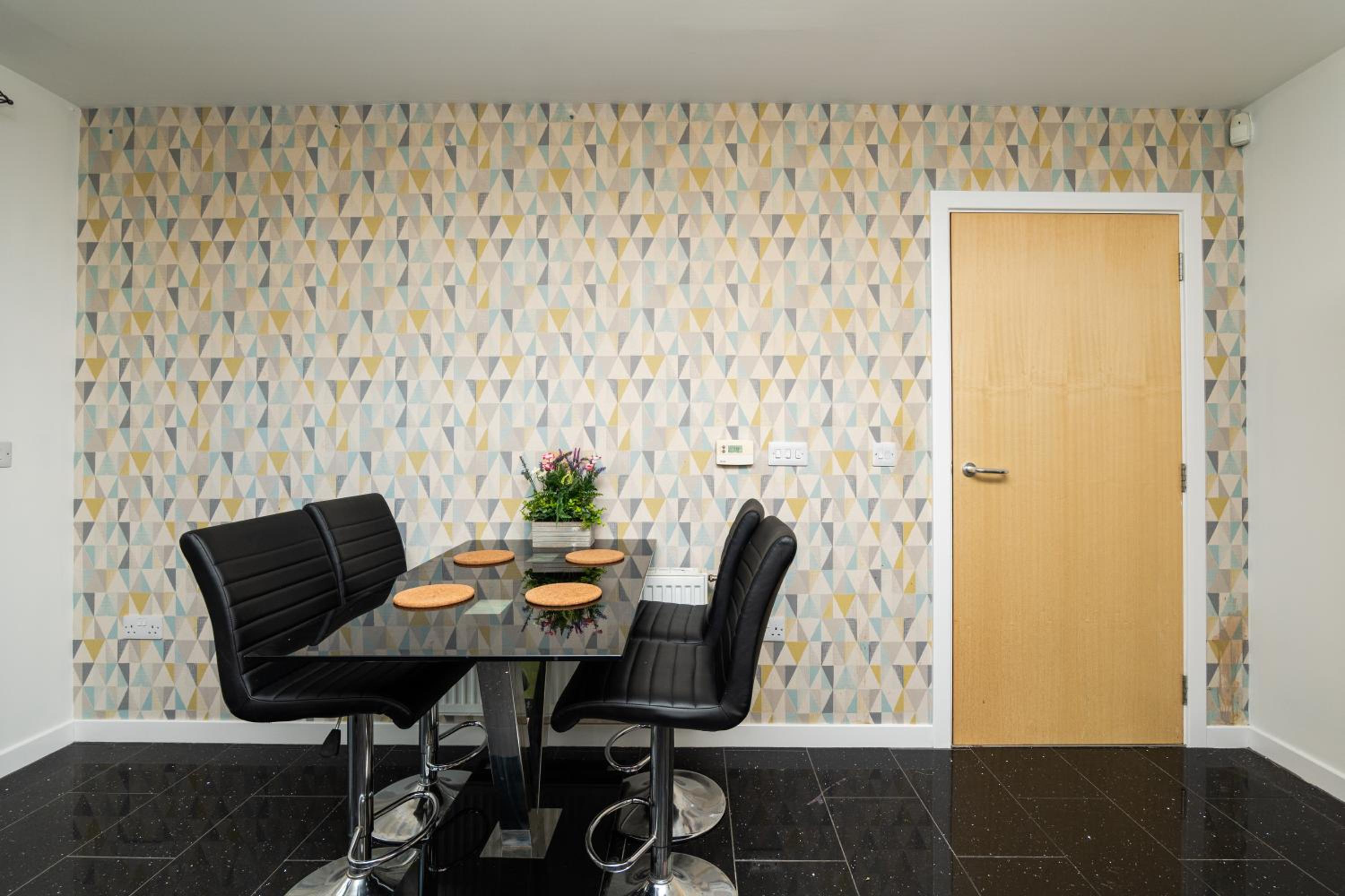 3 Bedroom House - Free Parking- by Holiday homes