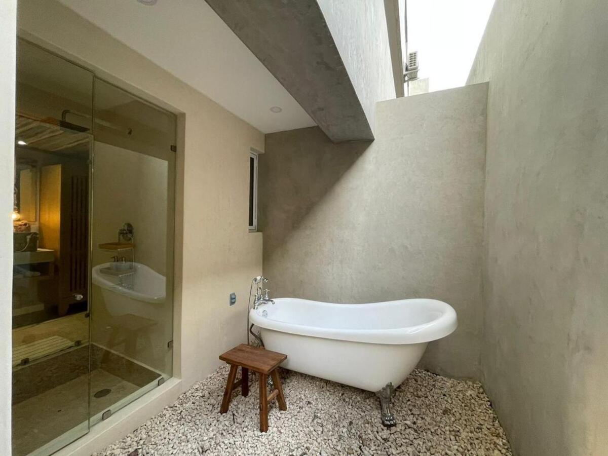 New Villa with bathtub and Jacuzzi