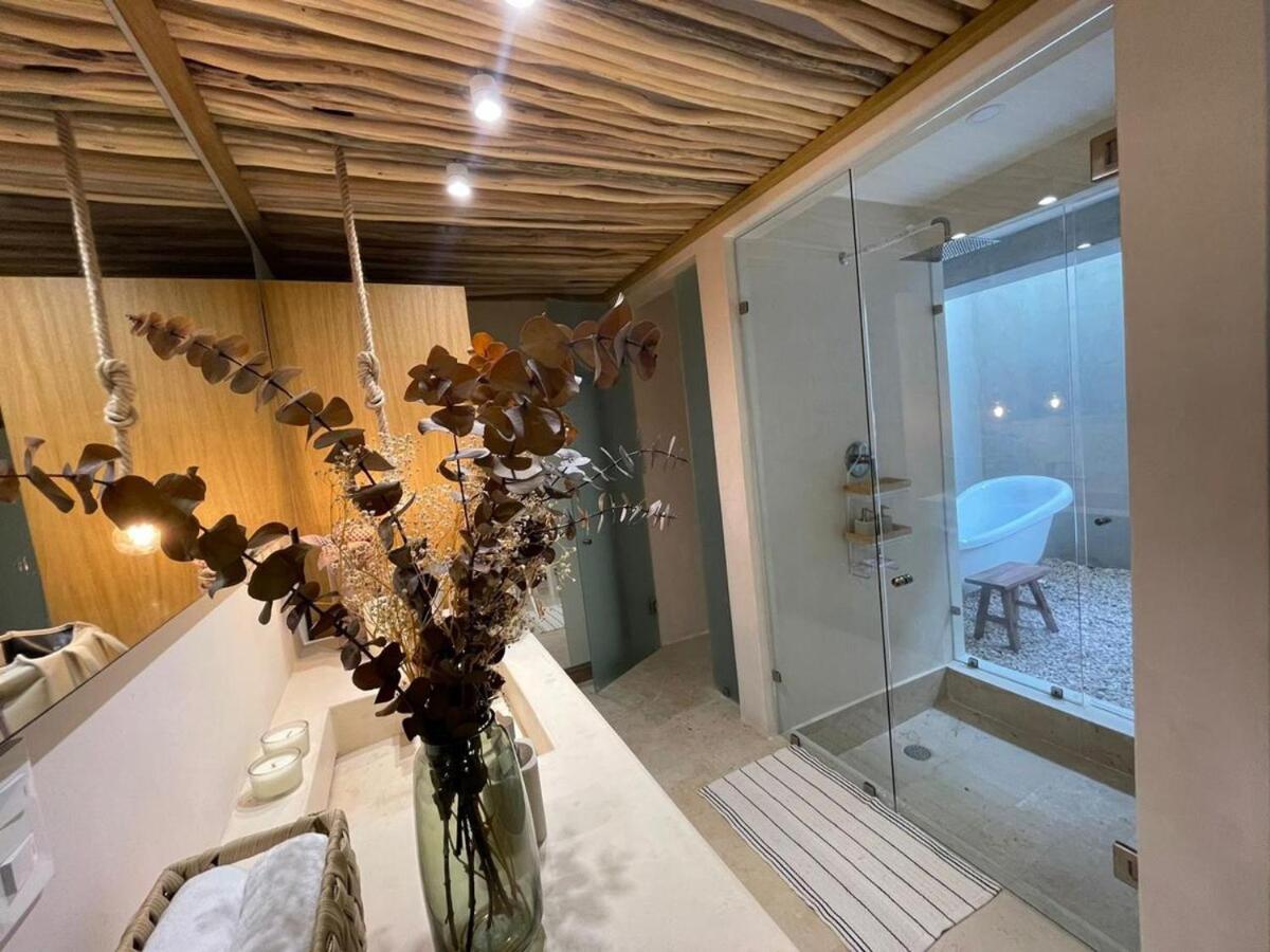 New Villa with bathtub and Jacuzzi