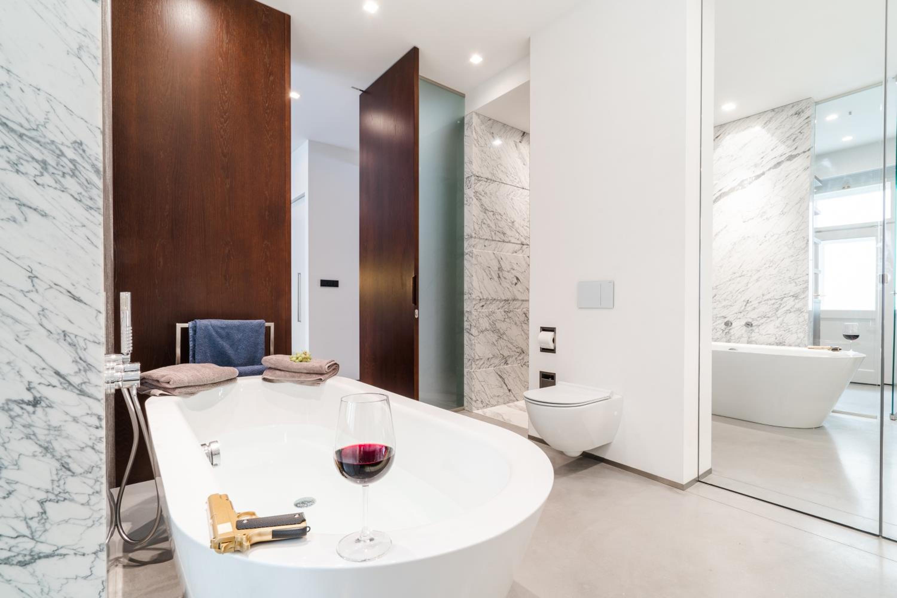 The Grand Krocínova Loft - Golden Bond Retreat