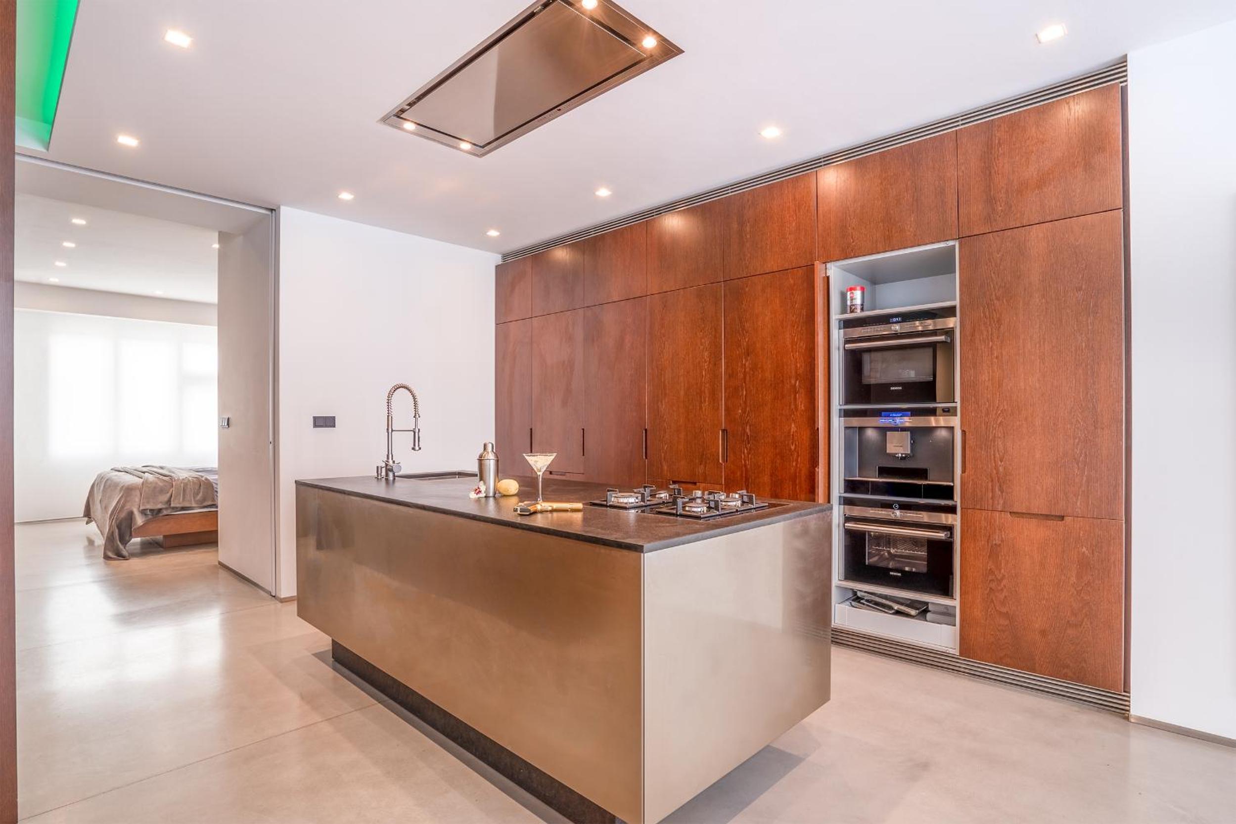 The Grand Krocínova Loft - Golden Bond Retreat
