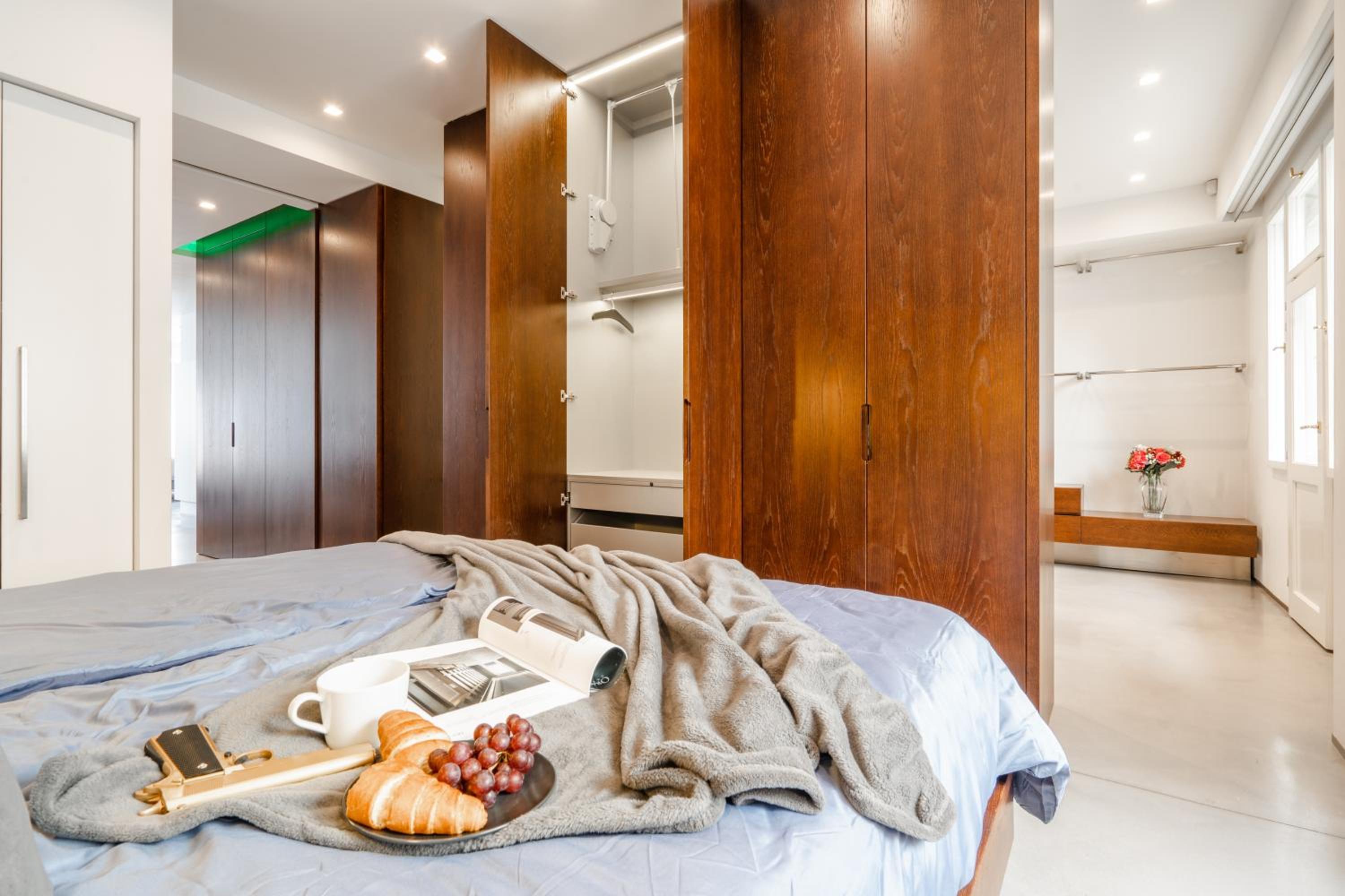 The Grand Krocínova Loft - Golden Bond Retreat