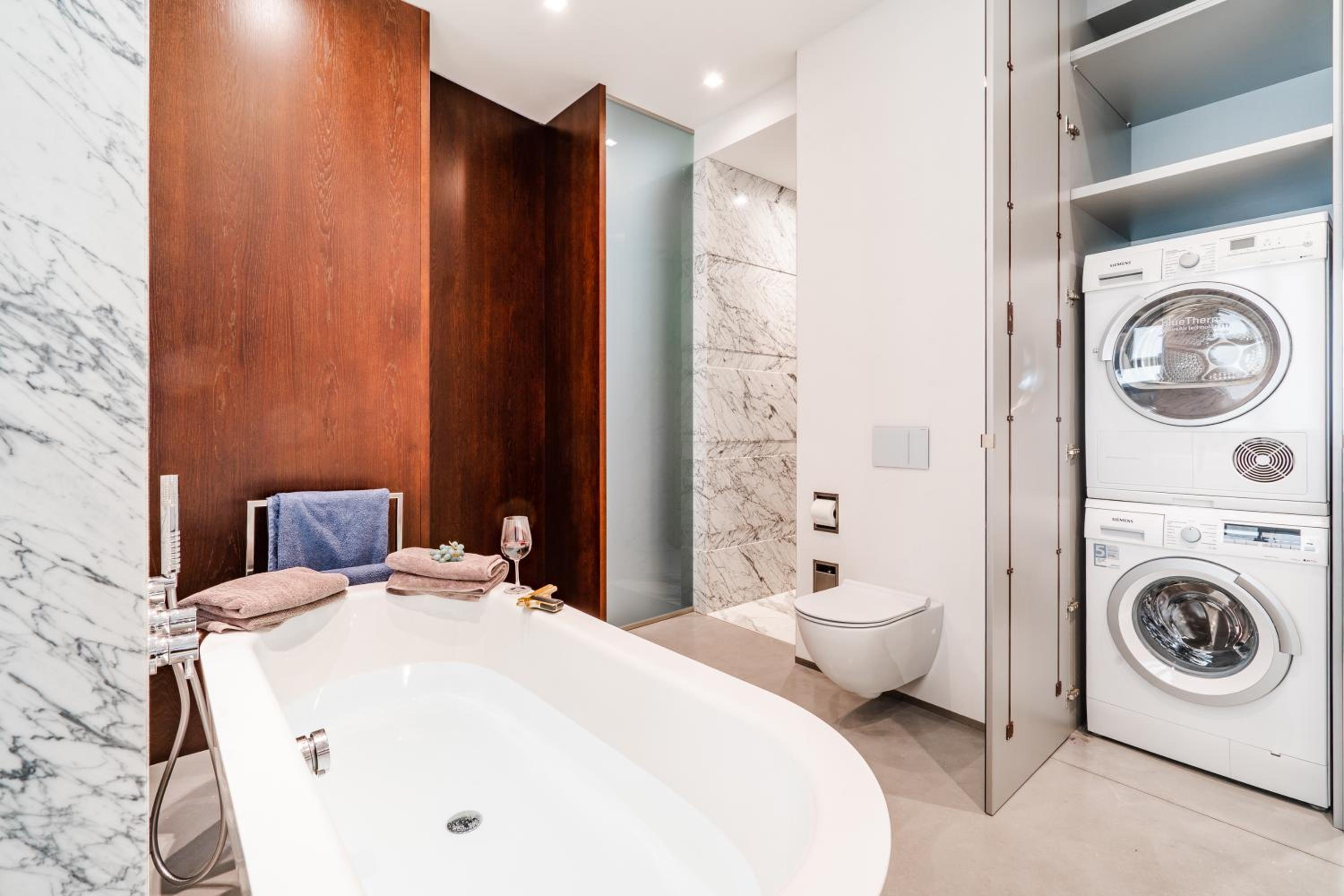 The Grand Krocínova Loft - Golden Bond Retreat