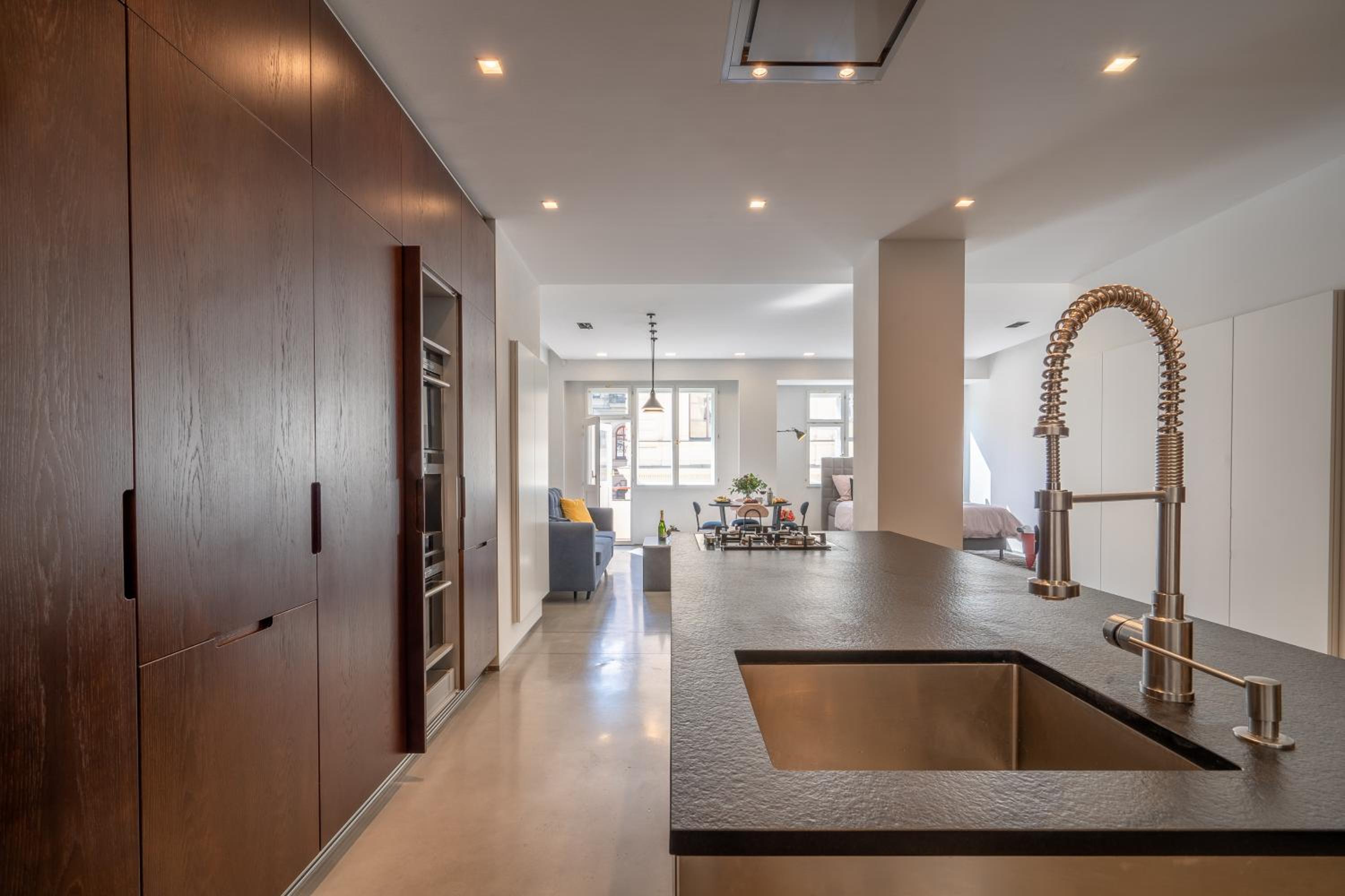 The Grand Krocínova Loft - Golden Bond Retreat