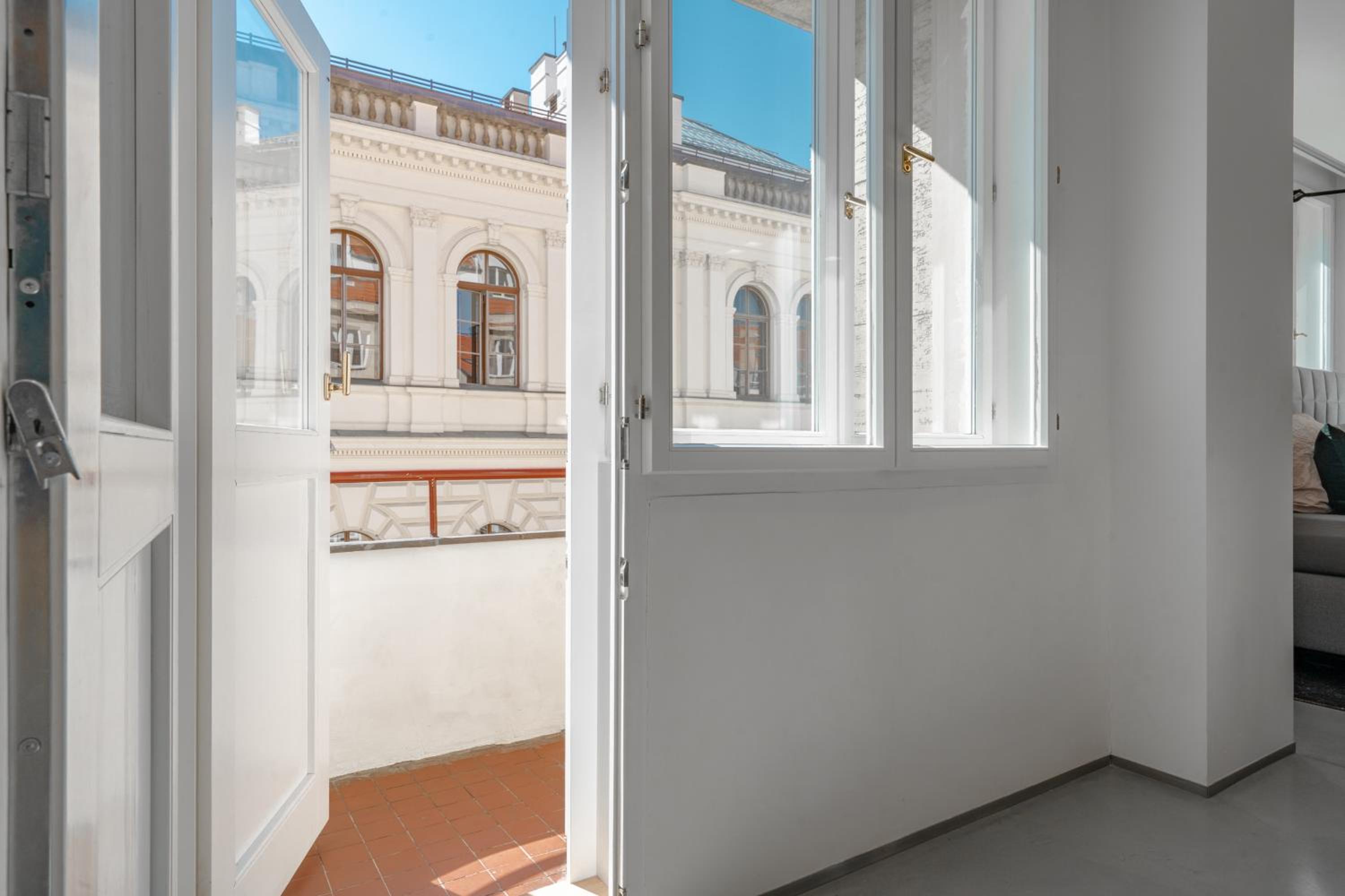 The Grand Krocínova Loft - Golden Bond Retreat