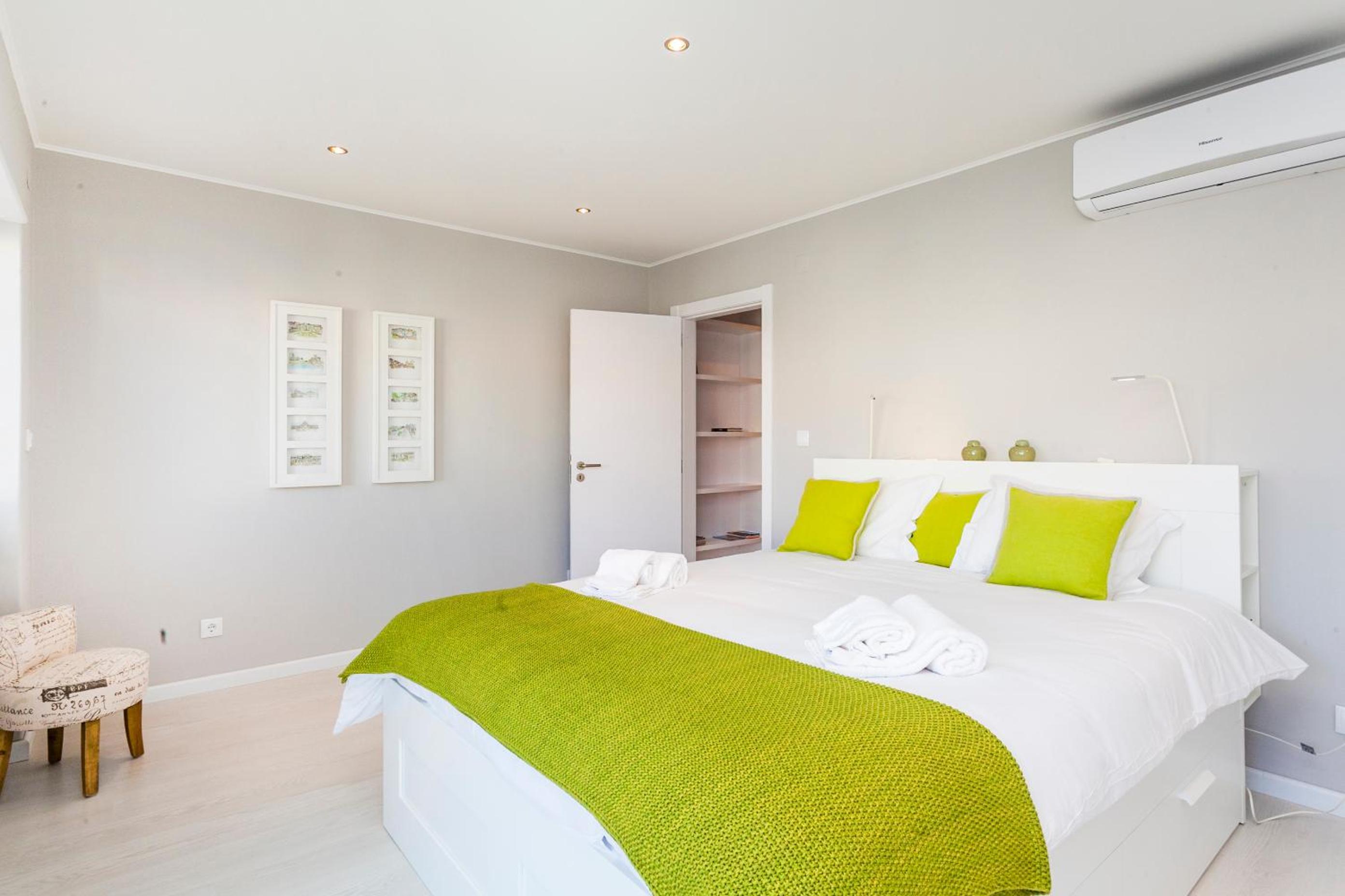 Bright Visconde Apartment view 2