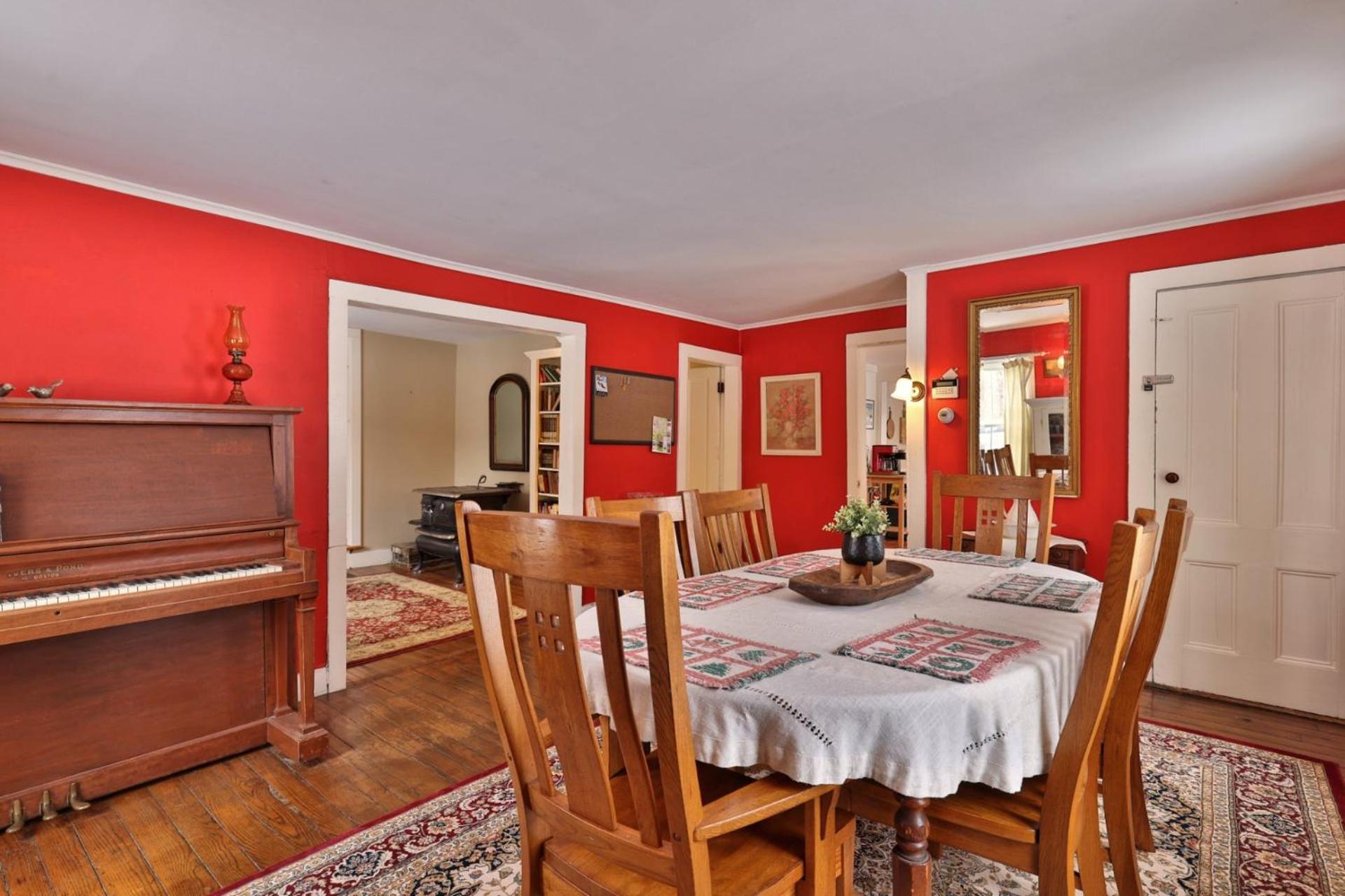 Chittenden Farmhouse - Historic 4BR, 2BA, 20 Min to Skiing, 7 Min to Mountaintop Resort