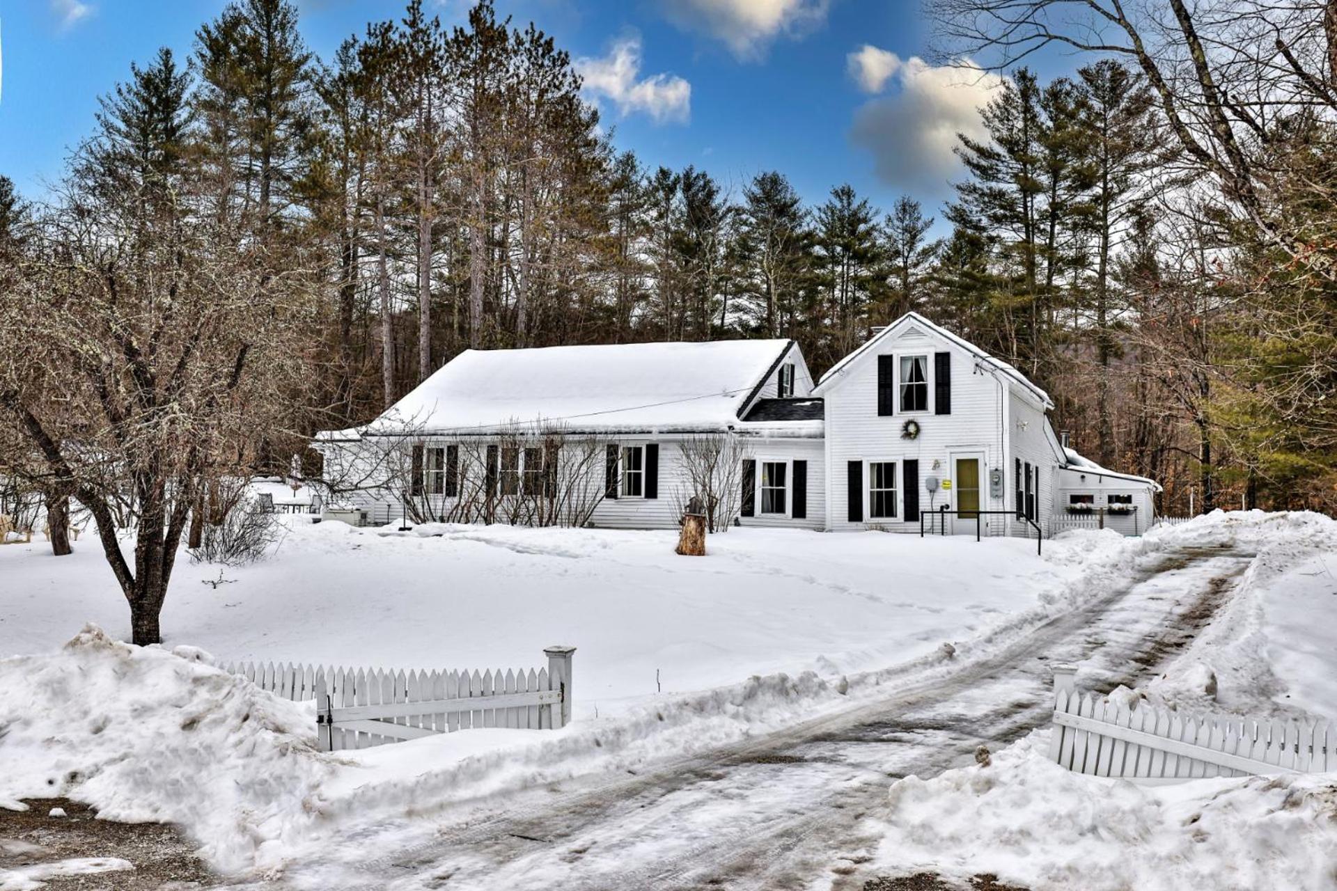 Chittenden Farmhouse - Historic 4BR, 2BA, 20 Min to Skiing, 7 Min to Mountaintop Resort