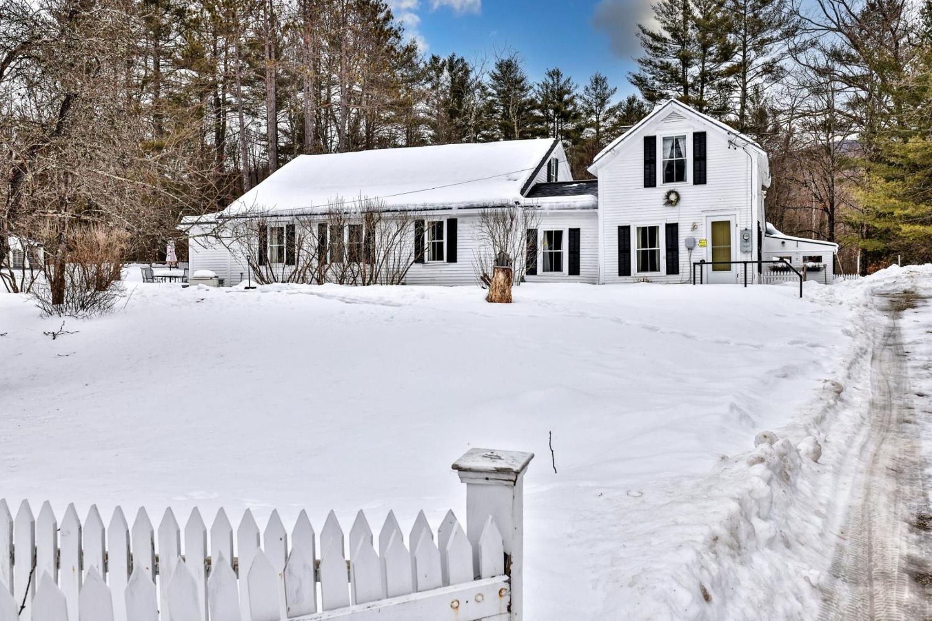 Chittenden Farmhouse - Historic 4BR, 2BA, 20 Min to Skiing, 7 Min to Mountaintop Resort