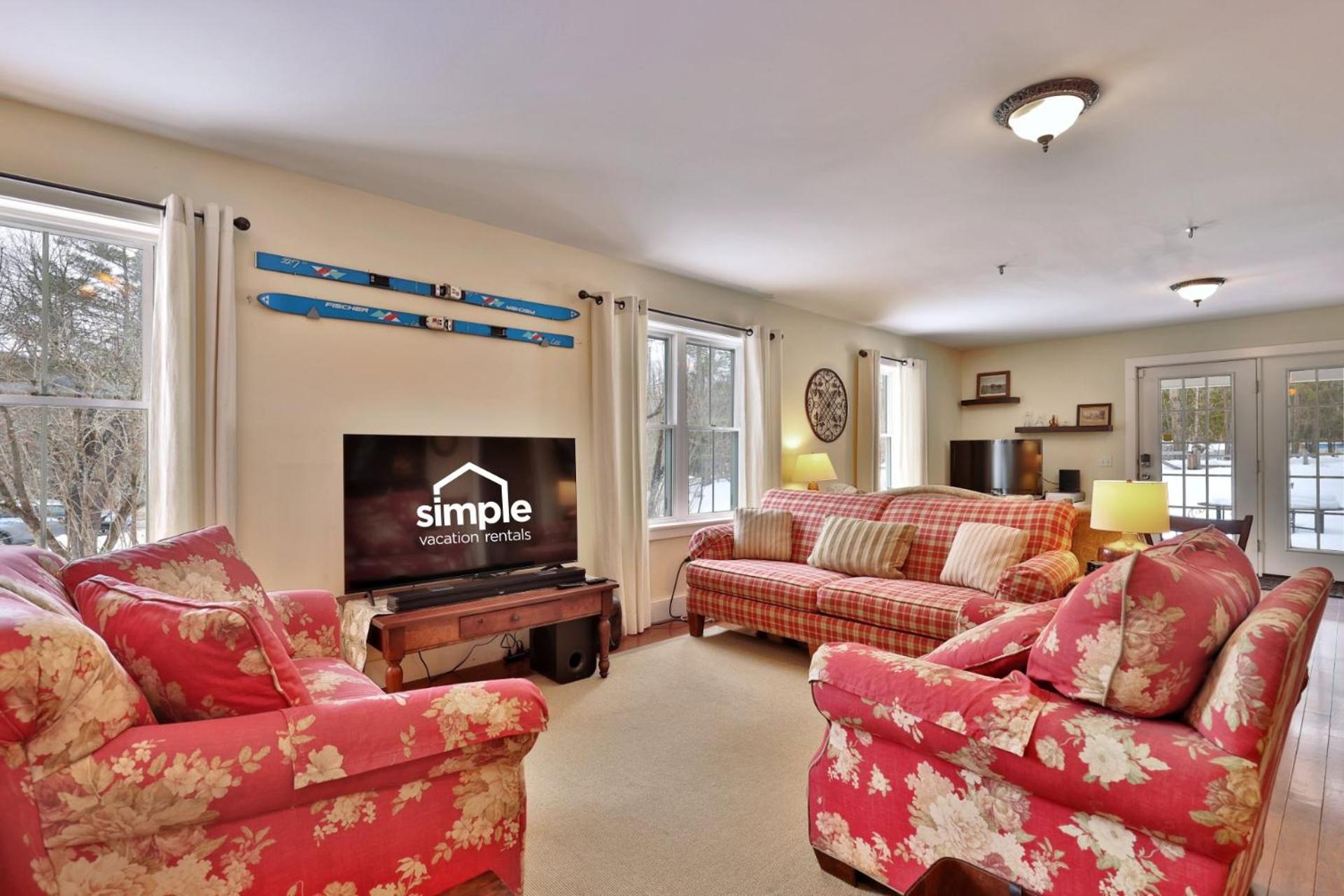 Chittenden Farmhouse - Historic 4BR, 2BA, 20 Min to Skiing, 7 Min to Mountaintop Resort