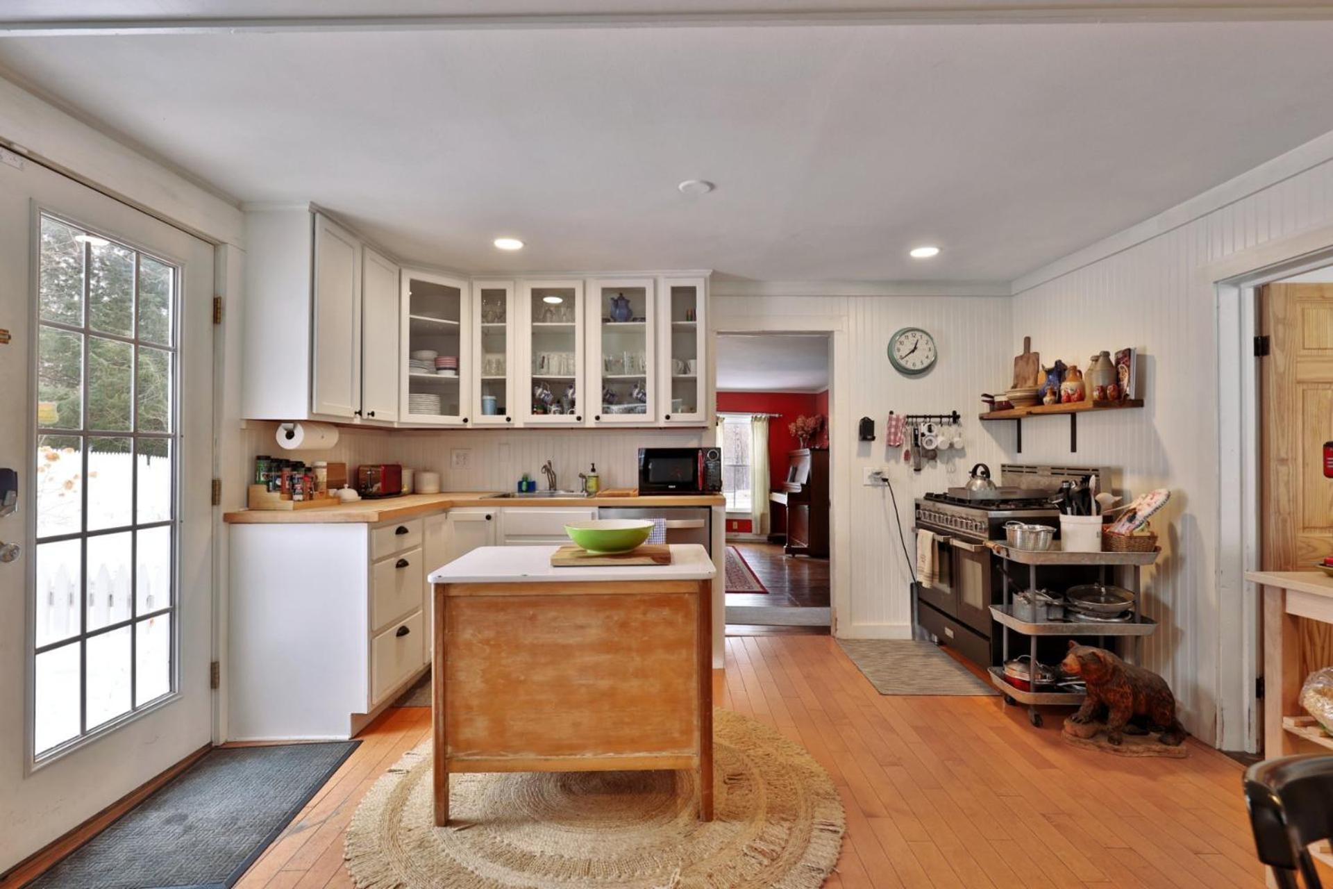 Chittenden Farmhouse - Historic 4BR, 2BA, 20 Min to Skiing, 7 Min to Mountaintop Resort