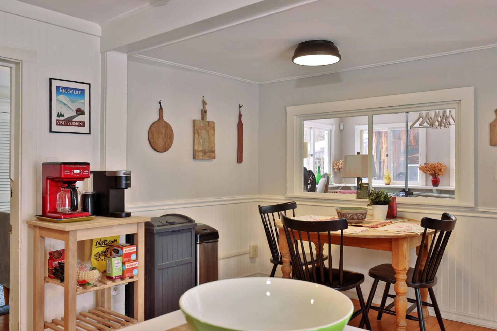 Chittenden Farmhouse - Historic 4BR, 2BA, 20 Min to Skiing, 7 Min to Mountaintop Resort