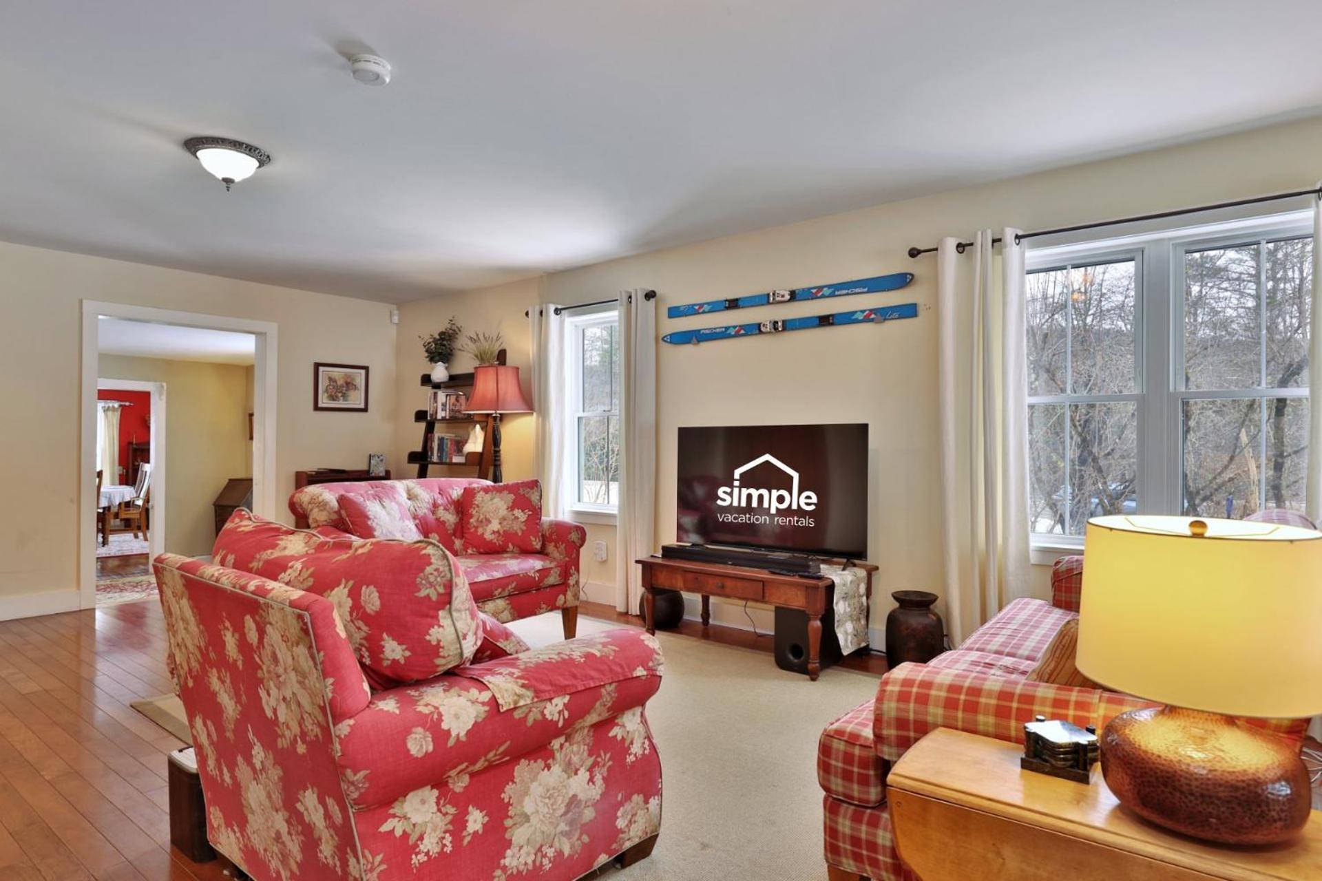 Chittenden Farmhouse - Historic 4BR, 2BA, 20 Min to Skiing, 7 Min to Mountaintop Resort