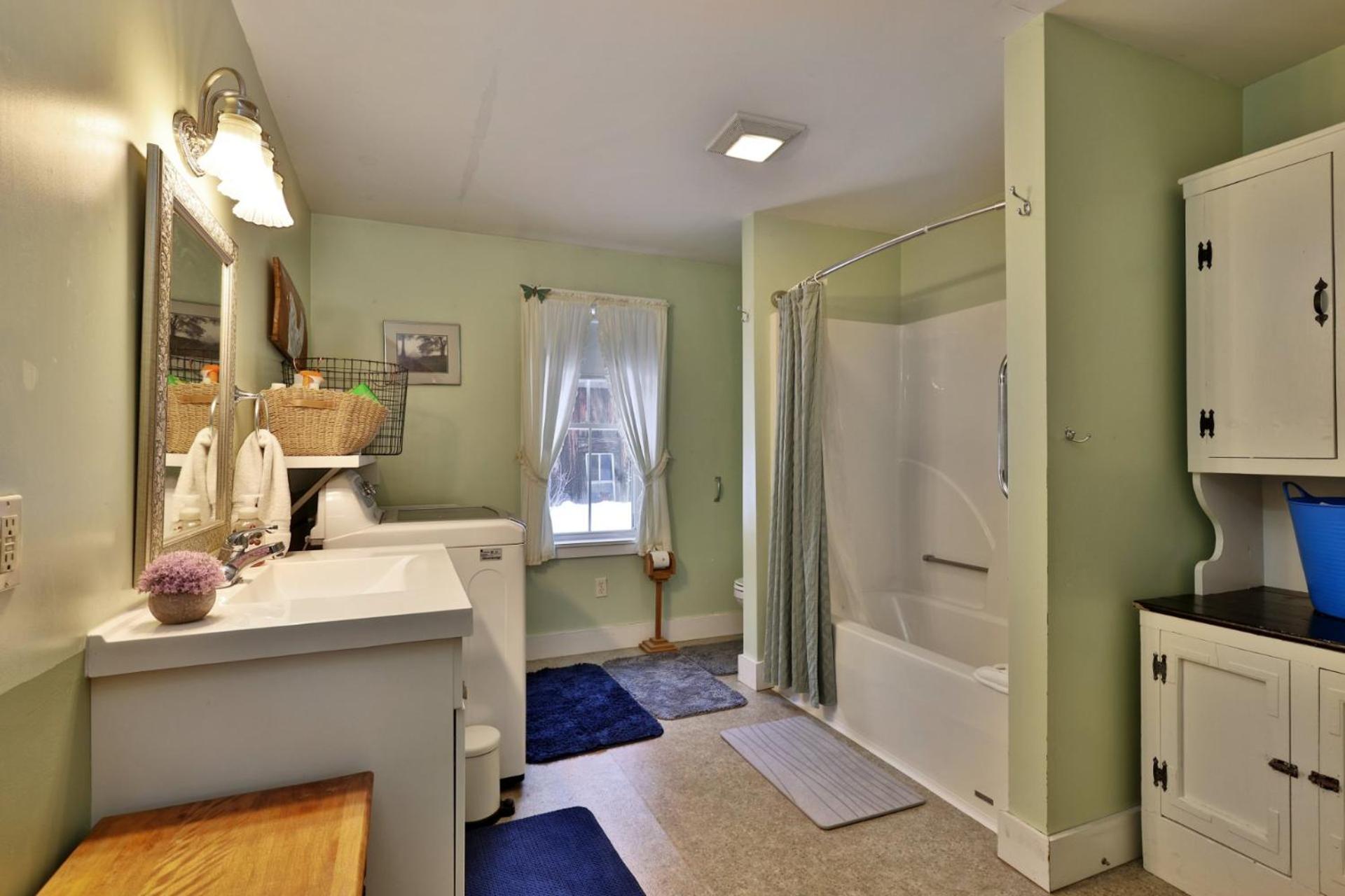Chittenden Farmhouse - Historic 4BR, 2BA, 20 Min to Skiing, 7 Min to Mountaintop Resort