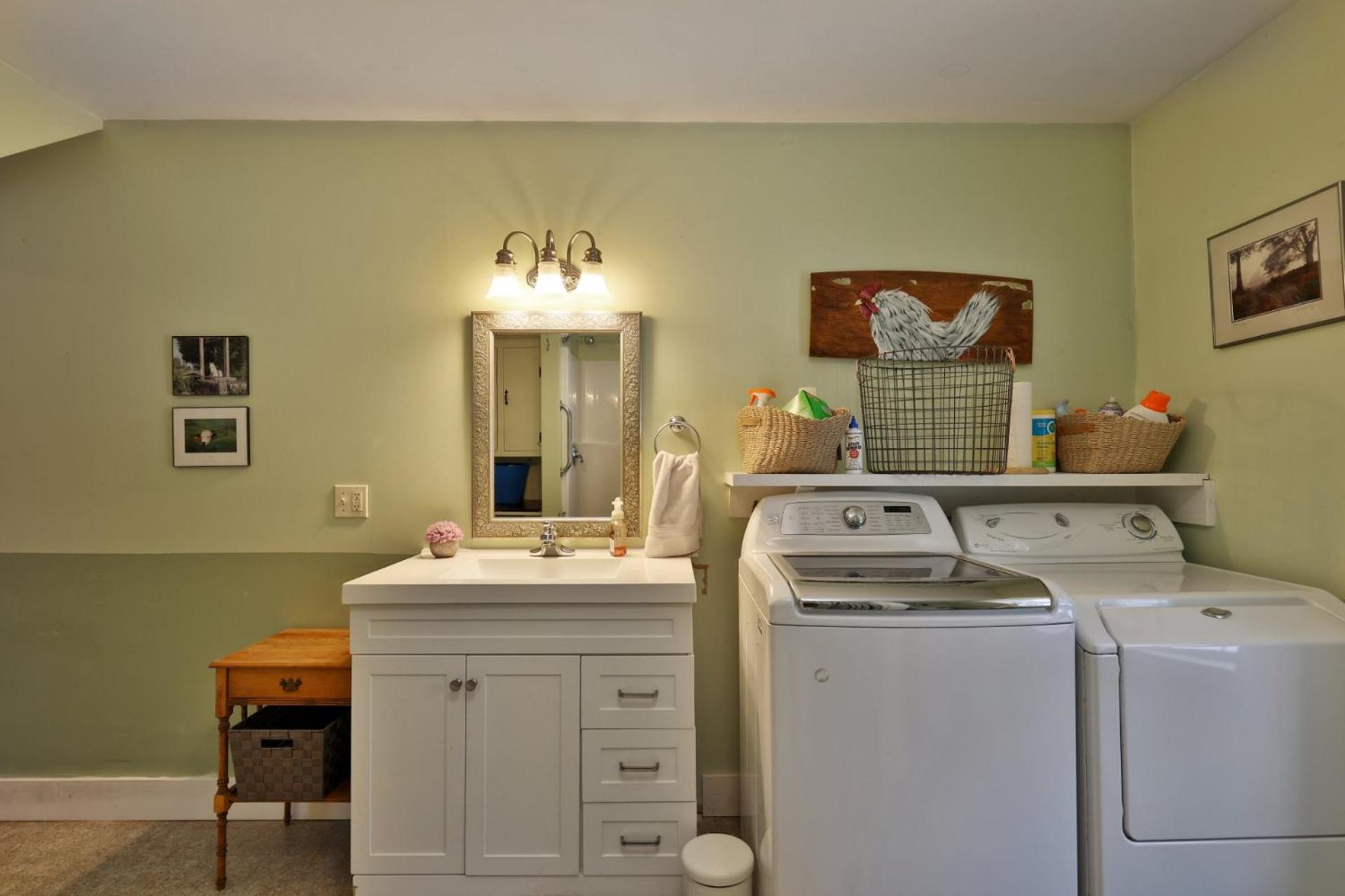 Chittenden Farmhouse - Historic 4BR, 2BA, 20 Min to Skiing, 7 Min to Mountaintop Resort