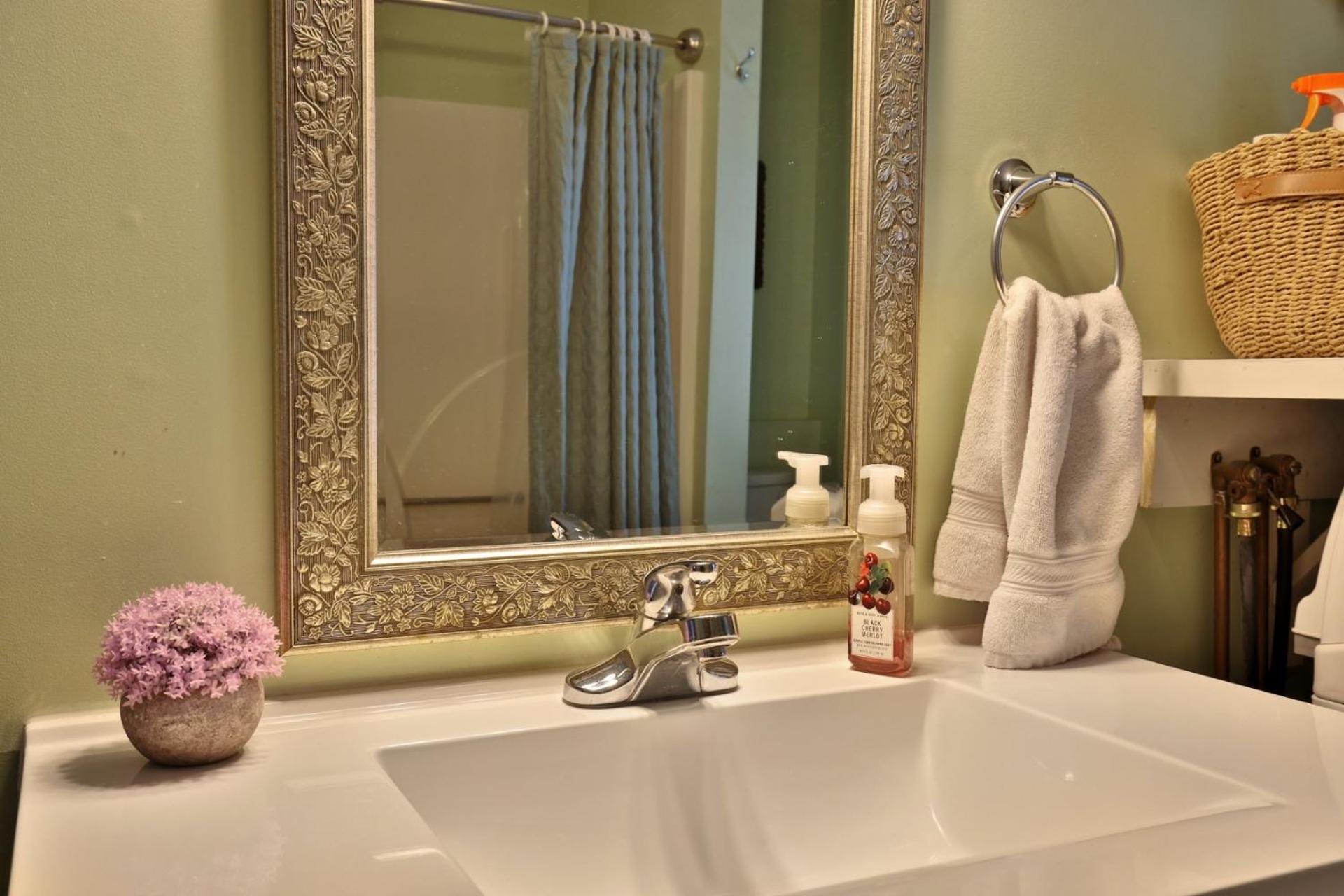 Chittenden Farmhouse - Historic 4BR, 2BA, 20 Min to Skiing, 7 Min to Mountaintop Resort