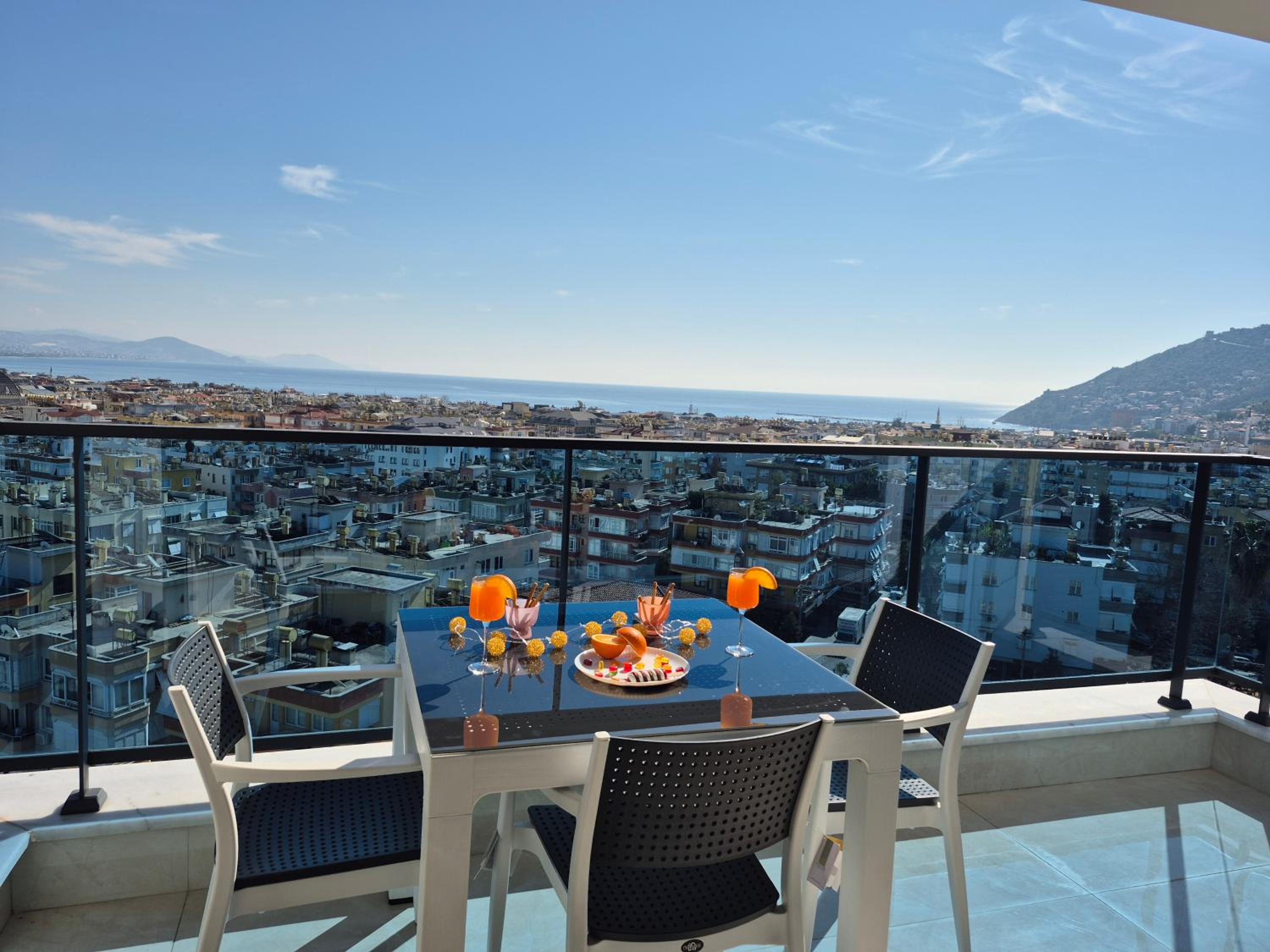 Luxury apartment with panoramic sea view emerald