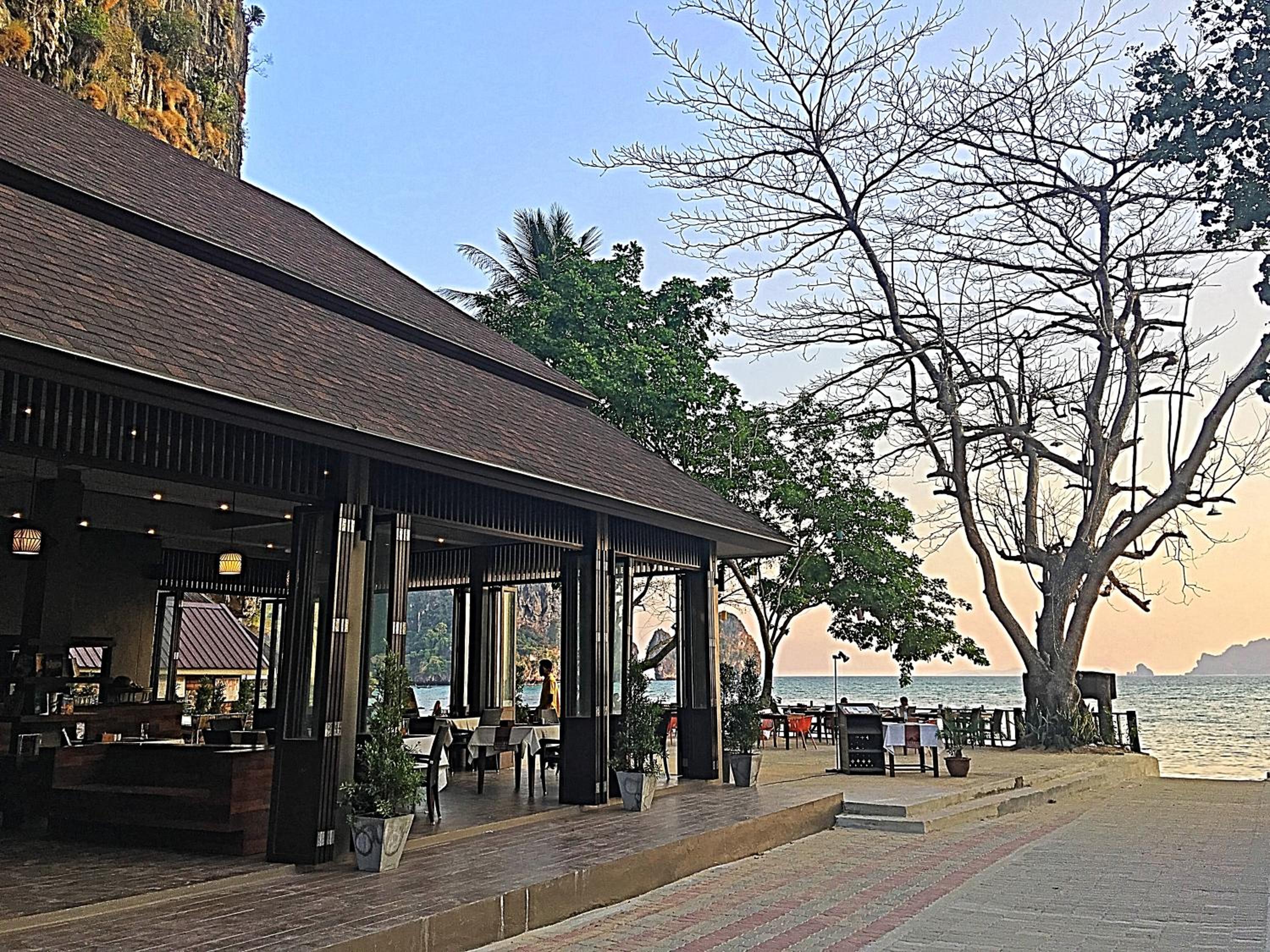 Tonsai Bay Resort