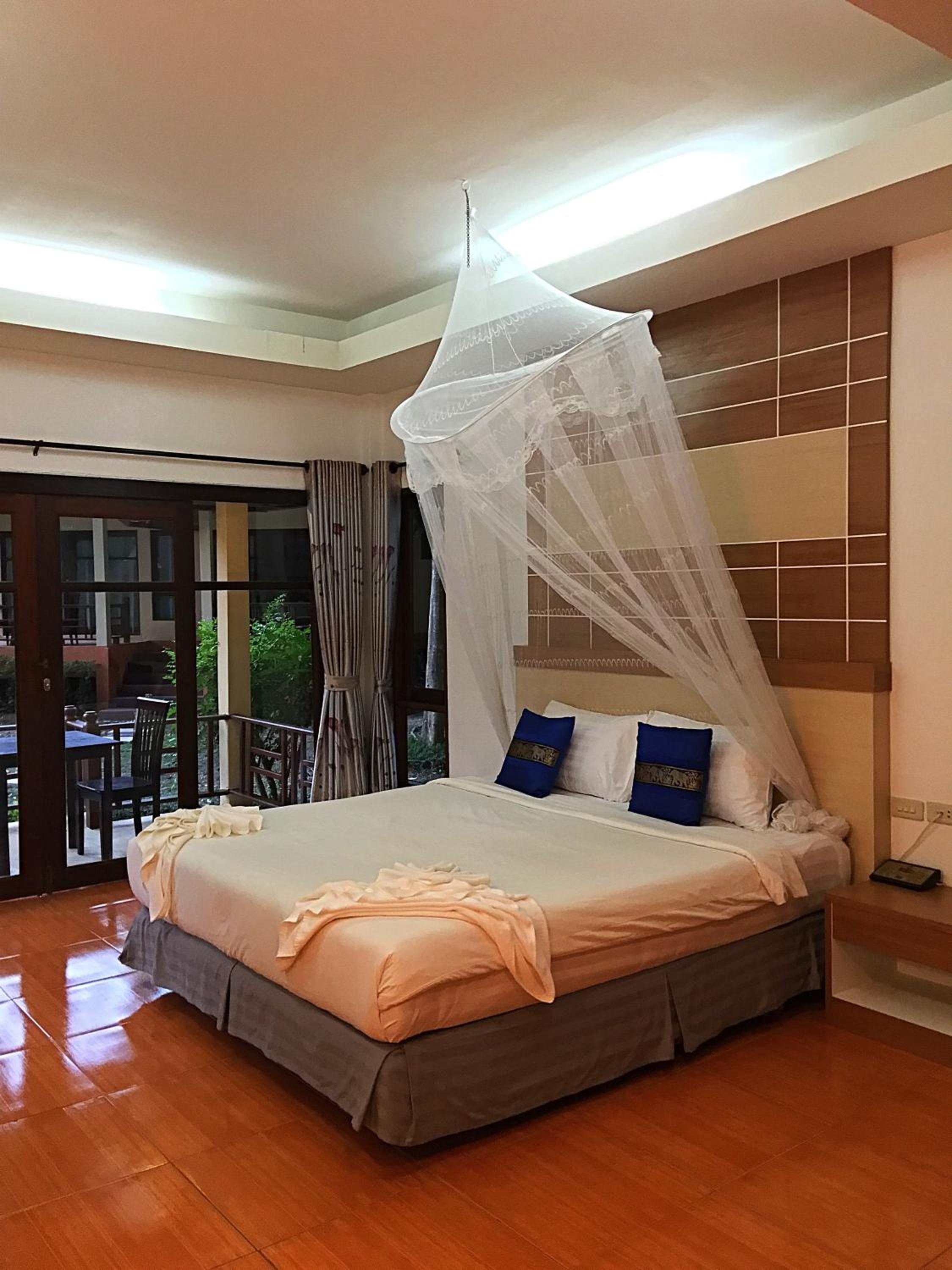 Tonsai Bay Resort