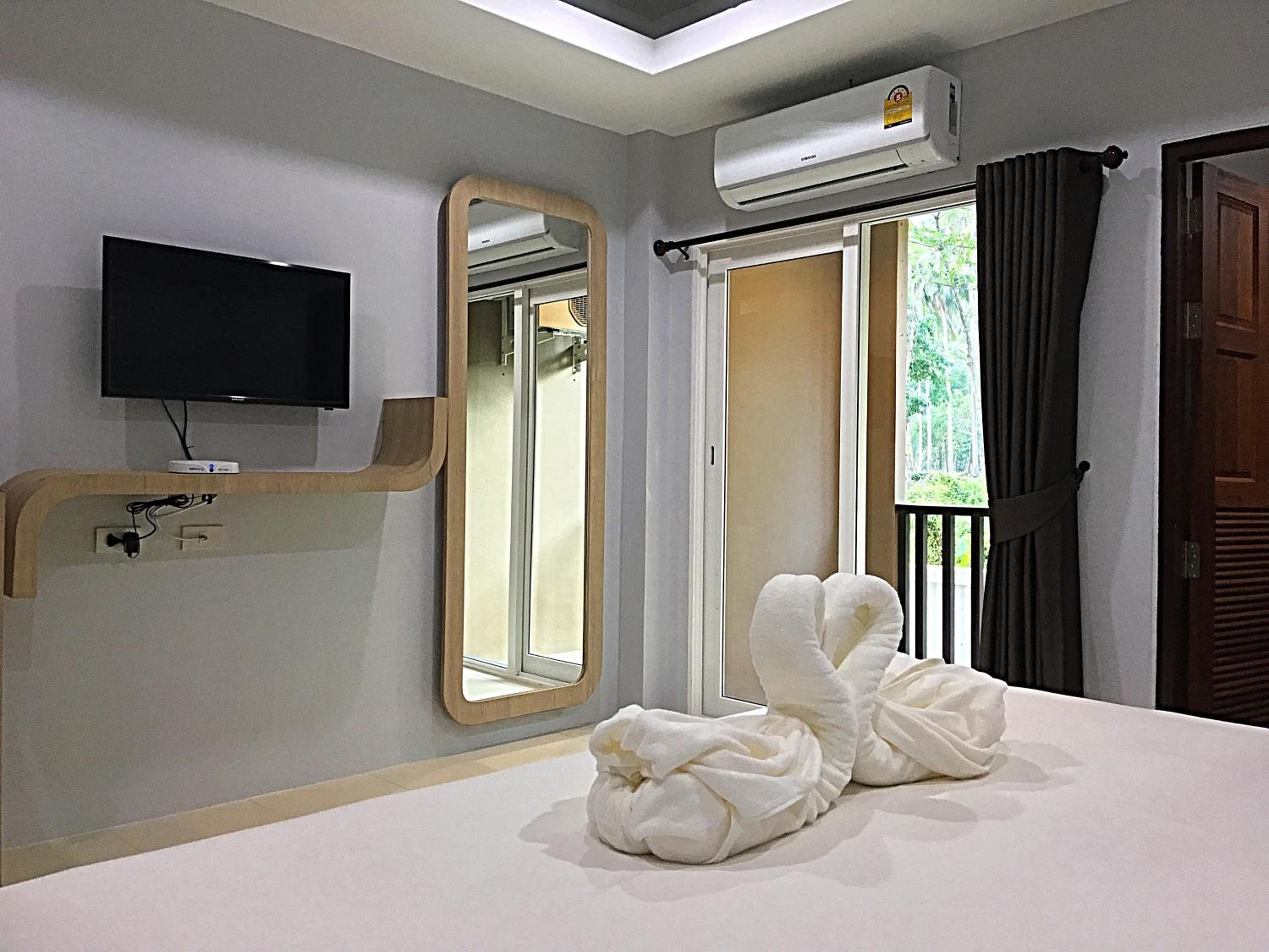 Tonsai Bay Resort