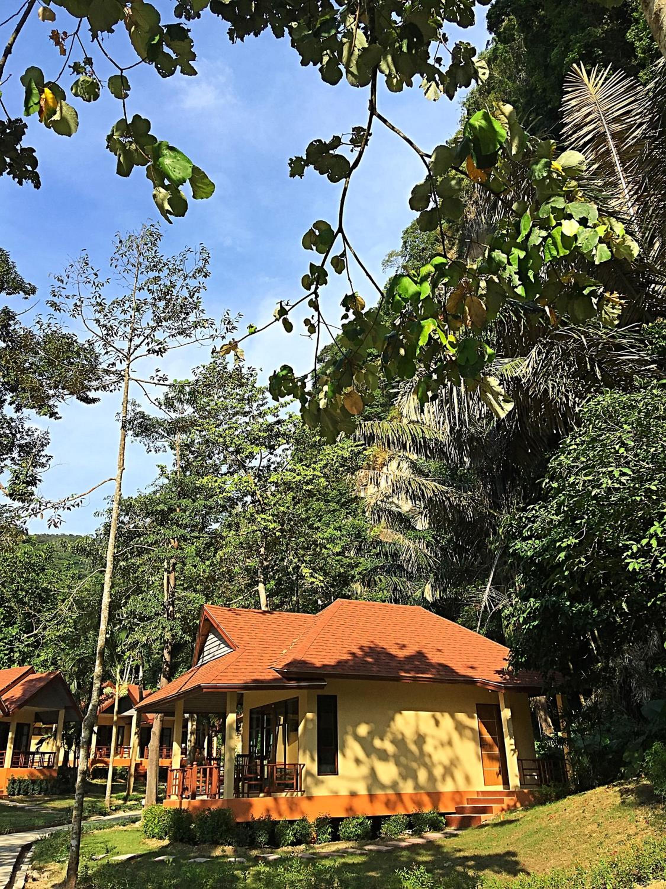Tonsai Bay Resort