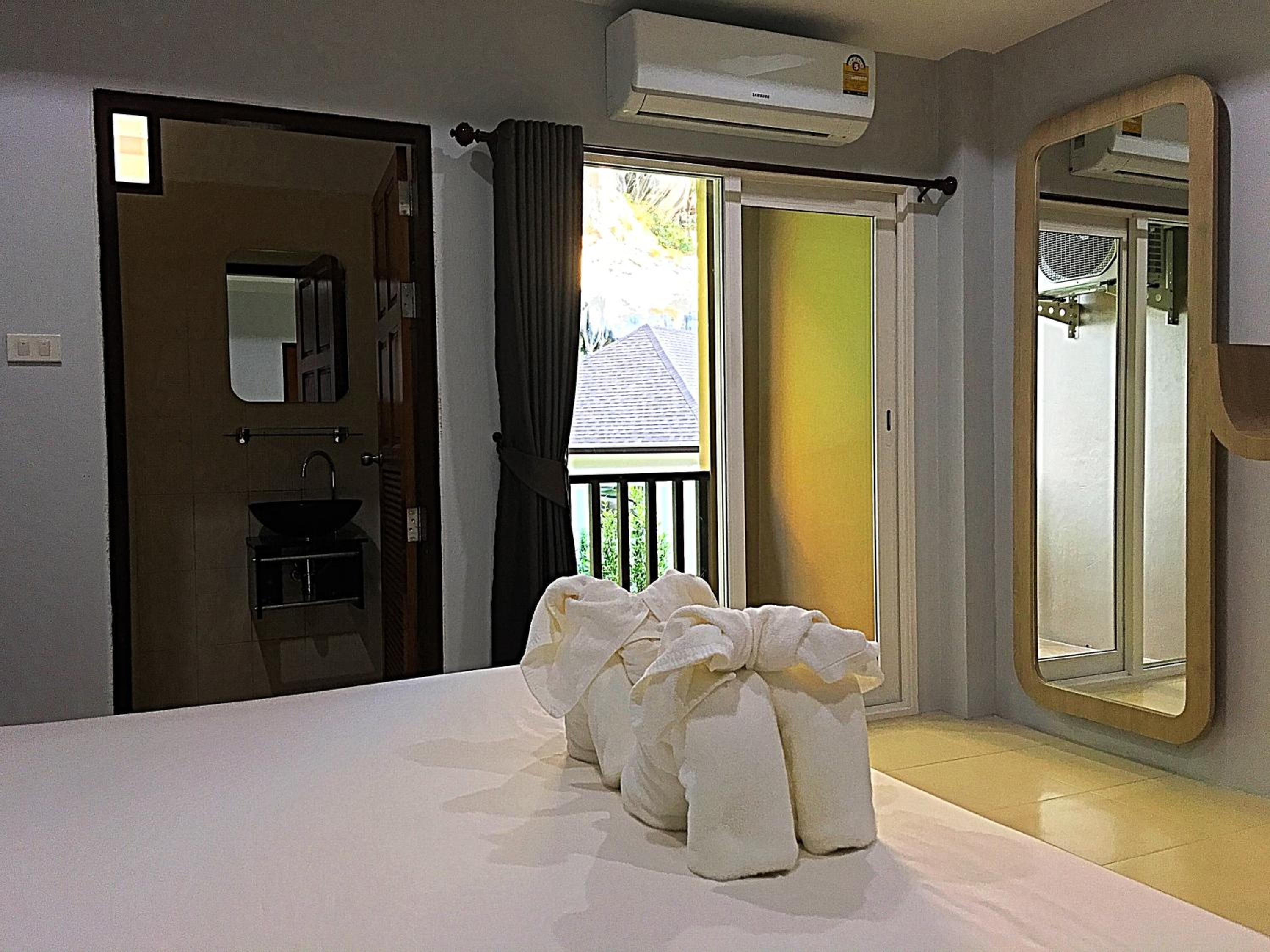 Tonsai Bay Resort