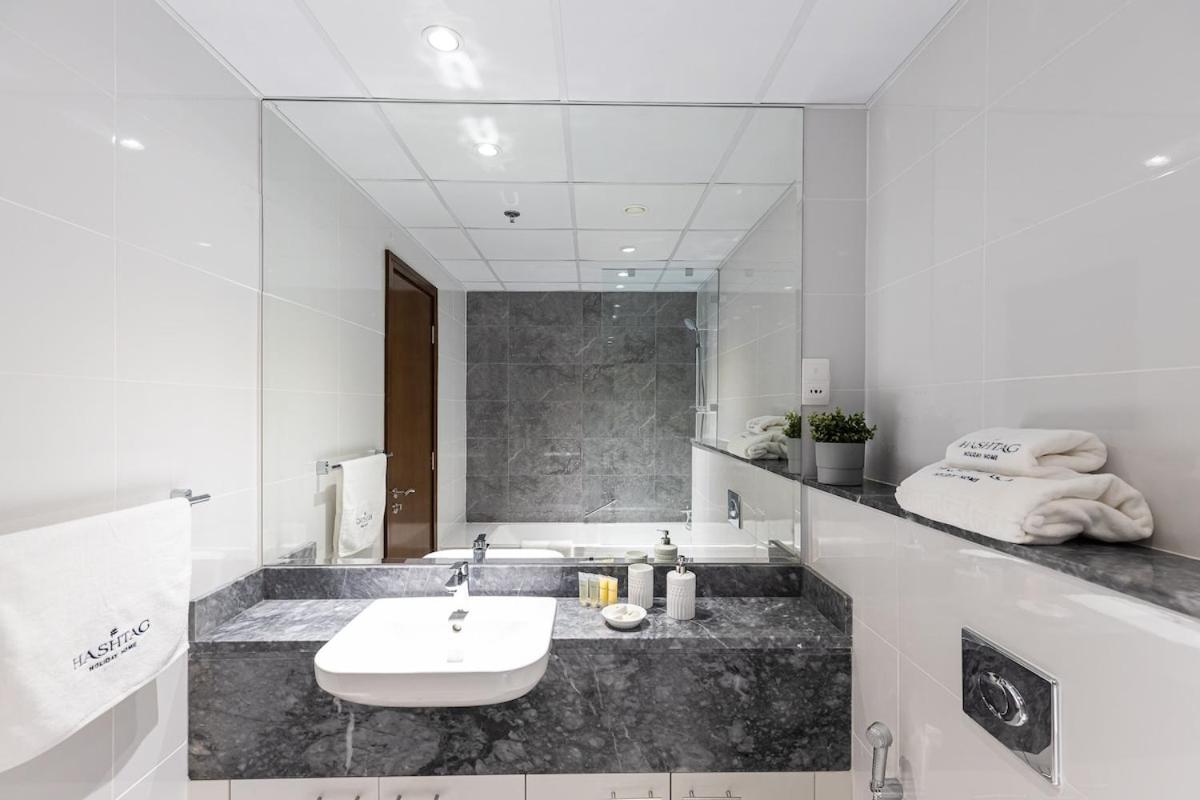 Hashtag Holiday Home - 1BDR Apartment with Canal View in Business Bay — Dubai photo 4