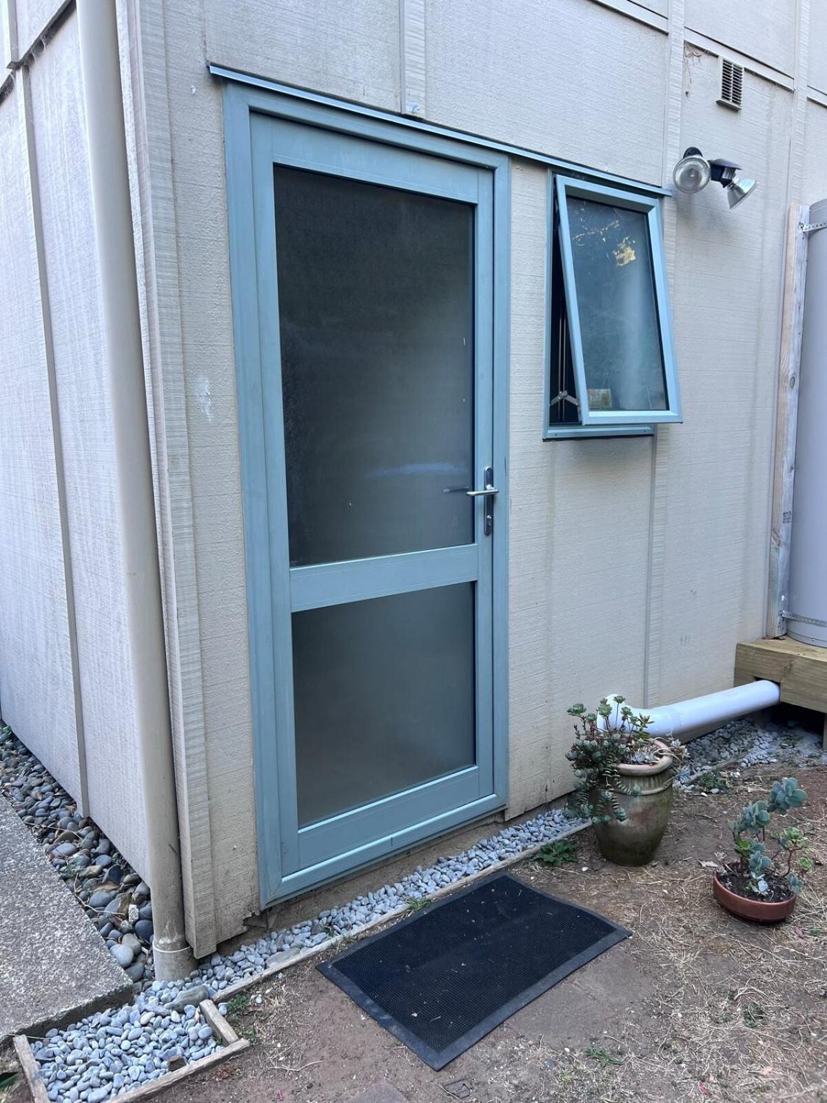 Cozy Ensuite Room with Amenities & Private Entrance