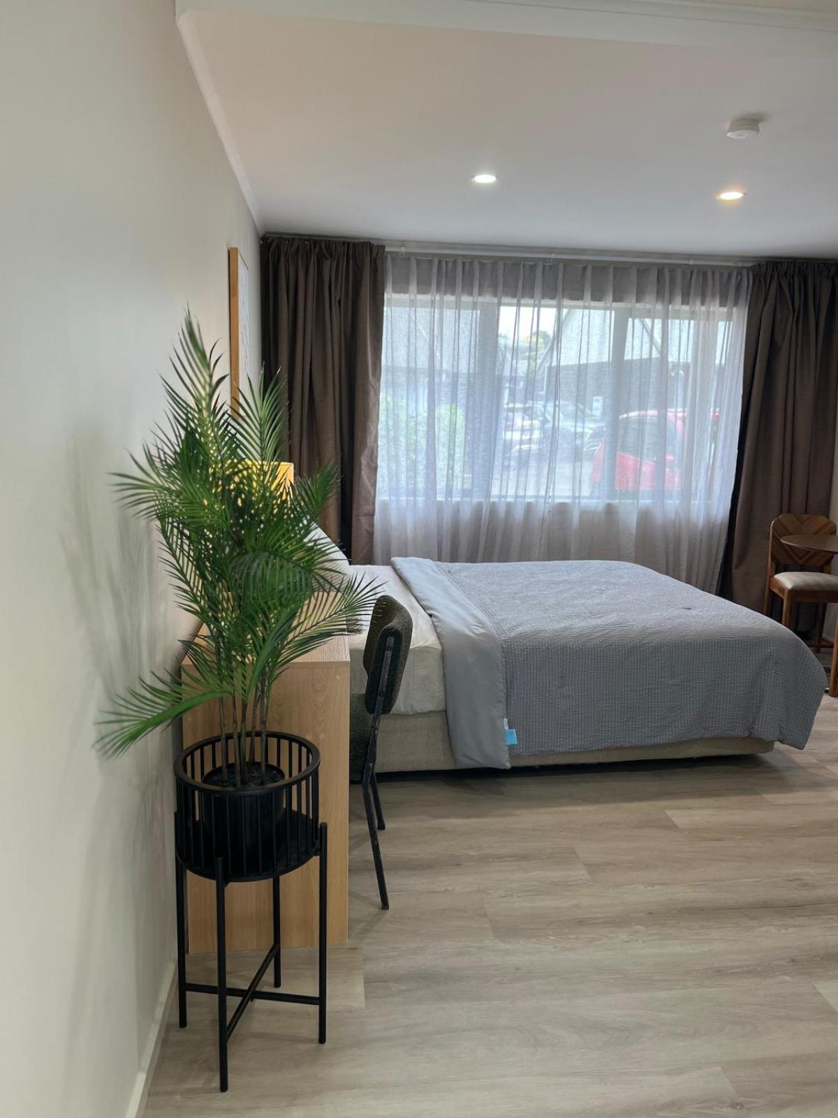 Cozy Ensuite Room with Amenities & Private Entrance