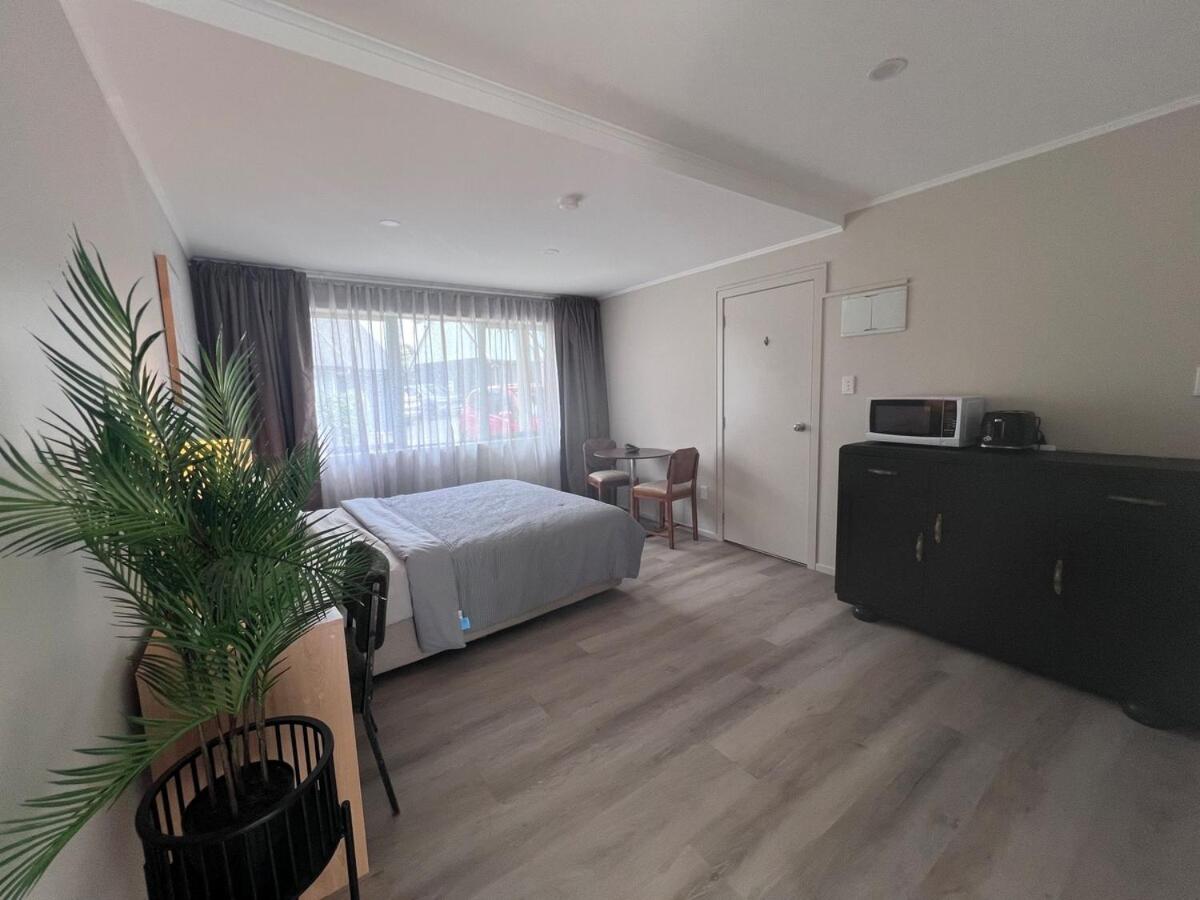 Cozy Ensuite Room with Amenities & Private Entrance