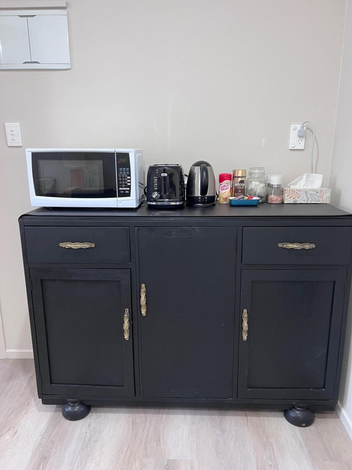 Cozy Ensuite Room with Amenities & Private Entrance