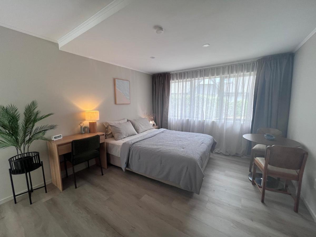 Cozy Ensuite Room with Amenities & Private Entrance