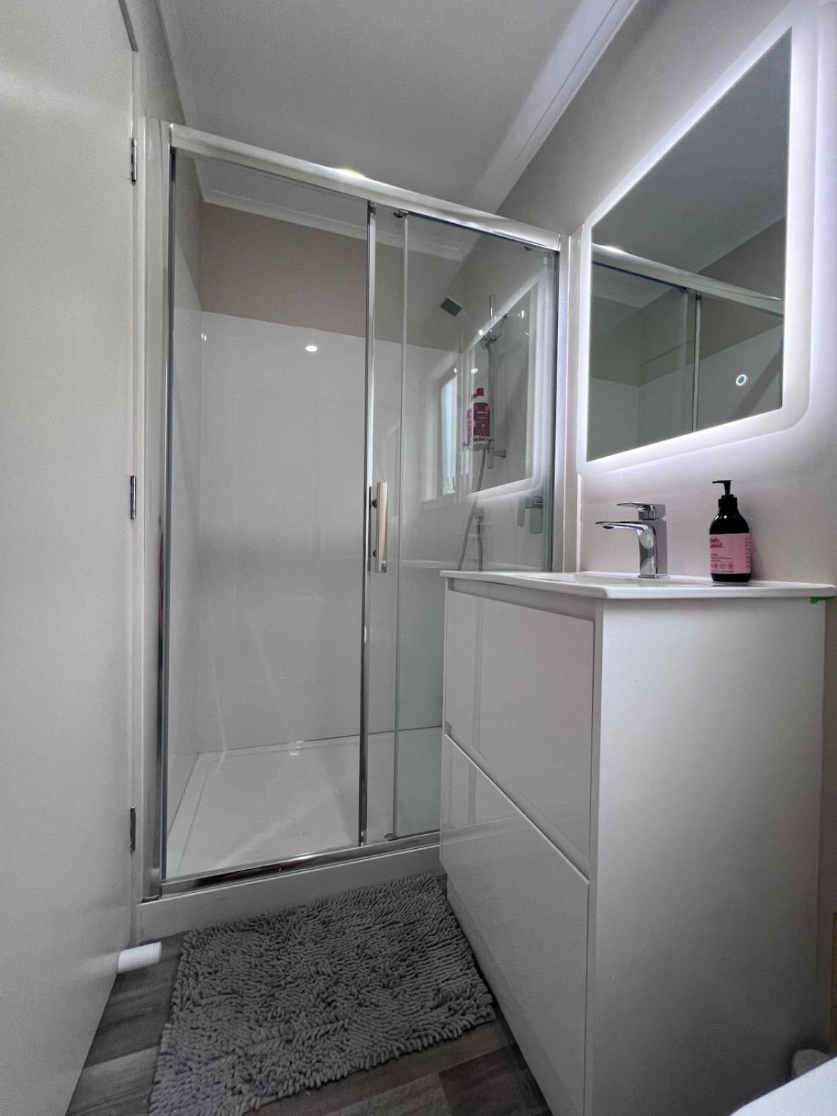 Cozy Ensuite Room with Amenities & Private Entrance