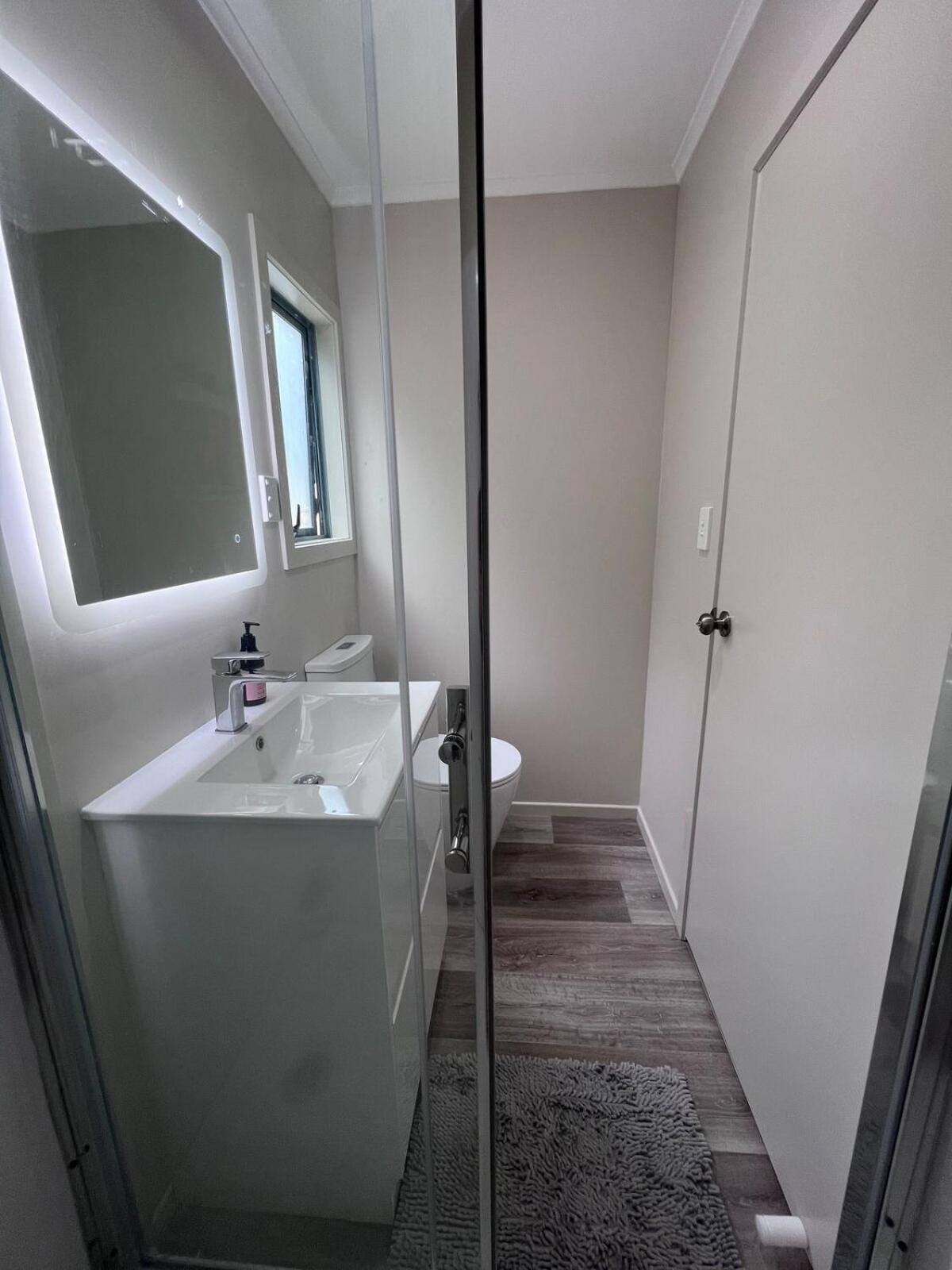 Cozy Ensuite Room with Amenities & Private Entrance