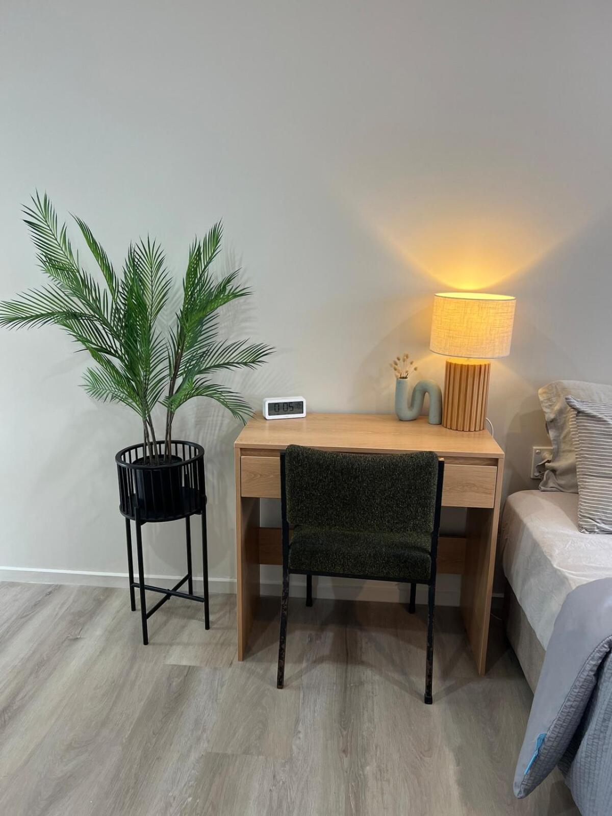 Cozy Ensuite Room with Amenities & Private Entrance