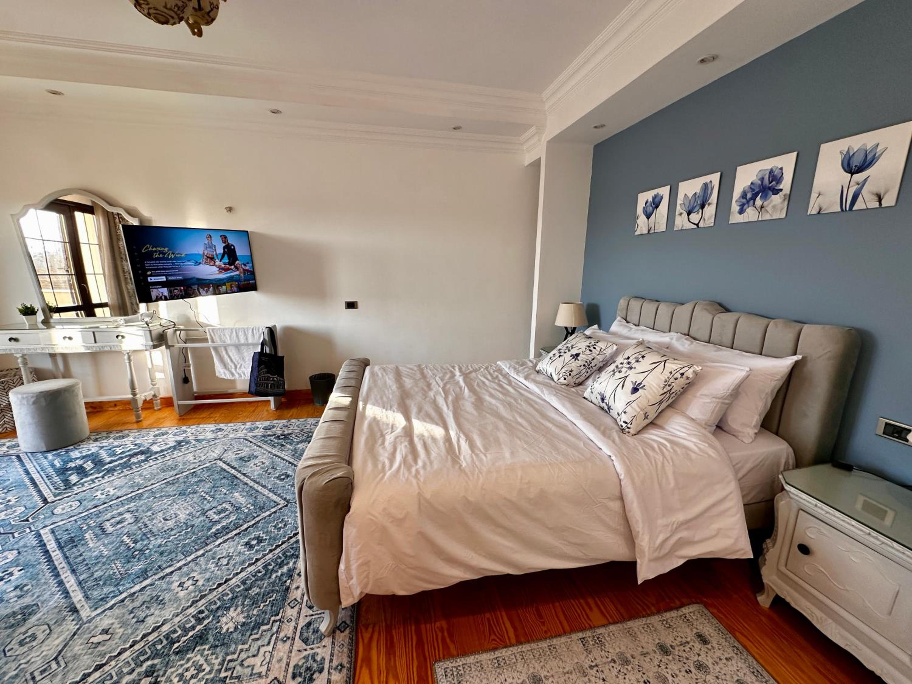 Vintage Charm & Spacious Comfort in Zayed 2000 - only families & single travelers