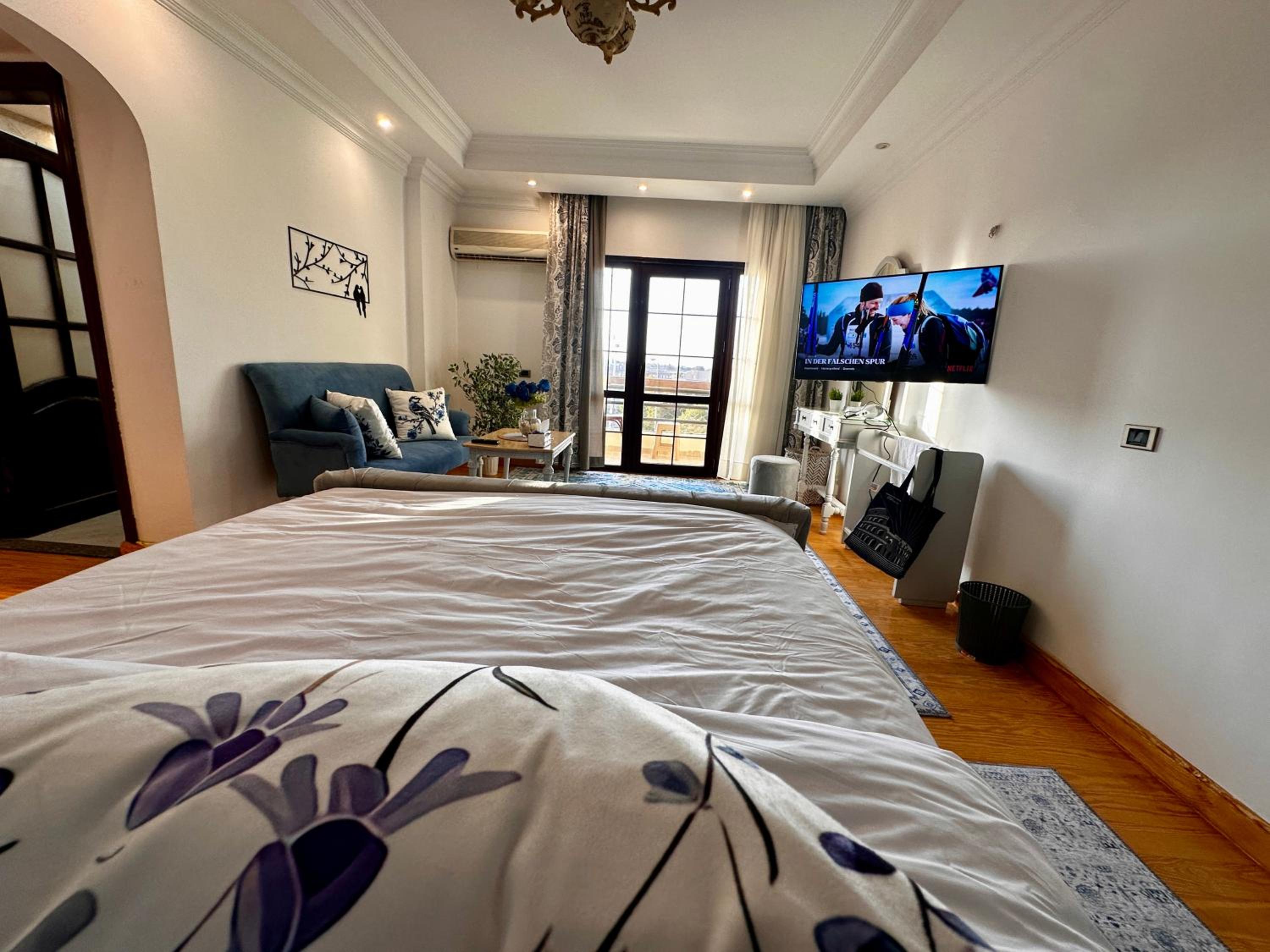 Vintage Charm & Spacious Comfort in Zayed 2000 - only families & single travelers