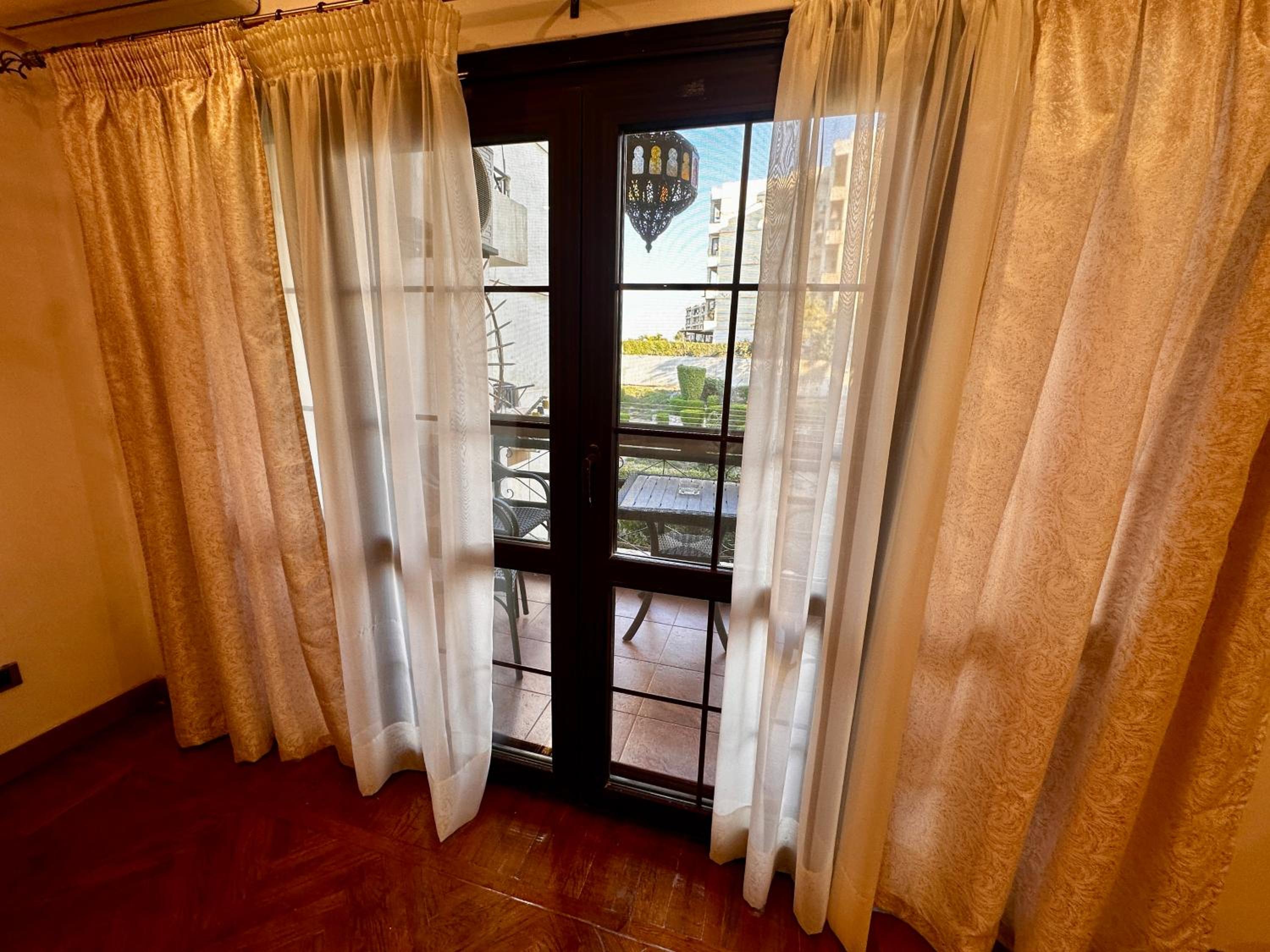 Vintage Charm & Spacious Comfort in Zayed 2000 - only families & single travelers