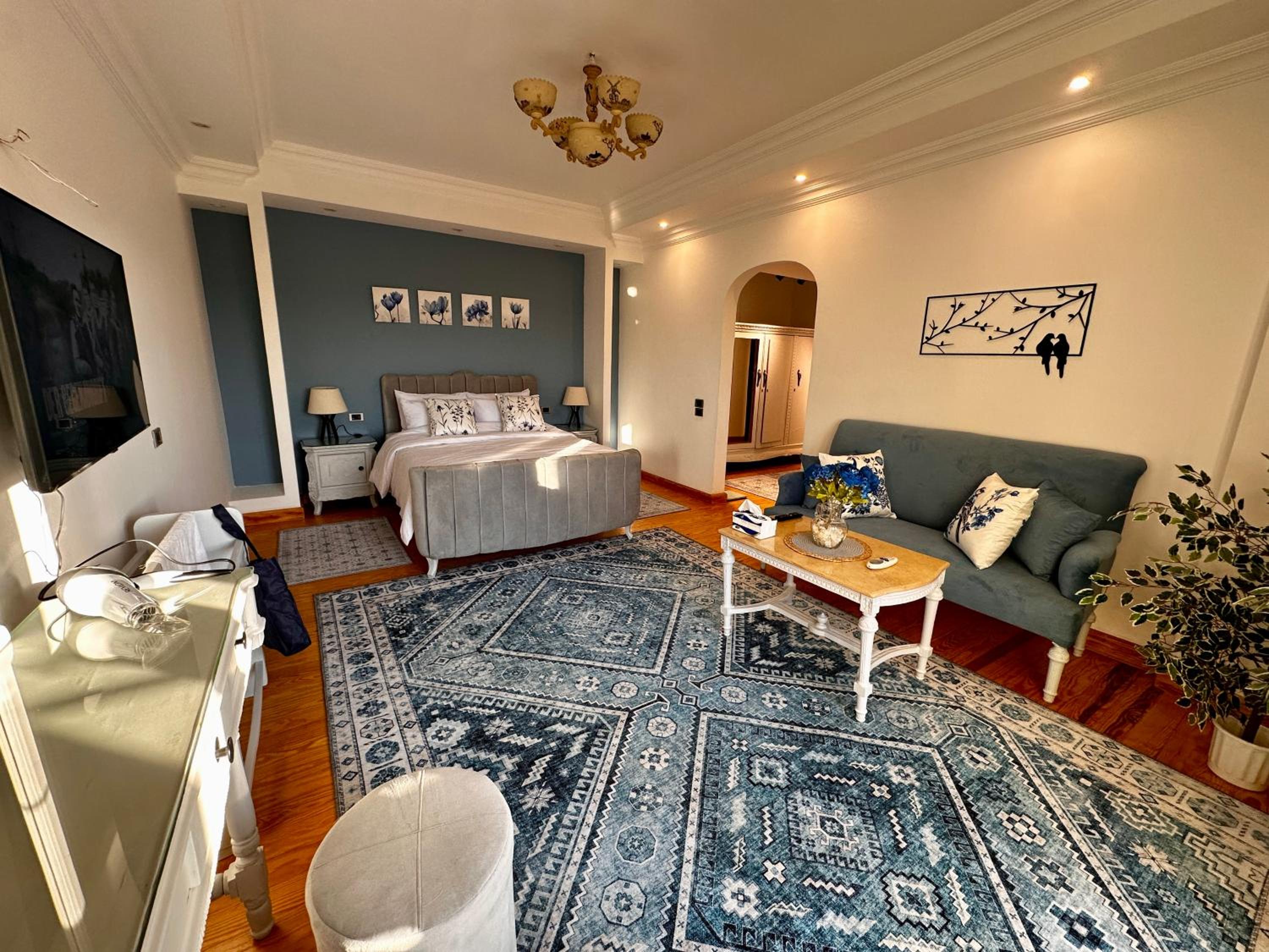 Vintage Charm & Spacious Comfort in Zayed 2000 - only families & single travelers