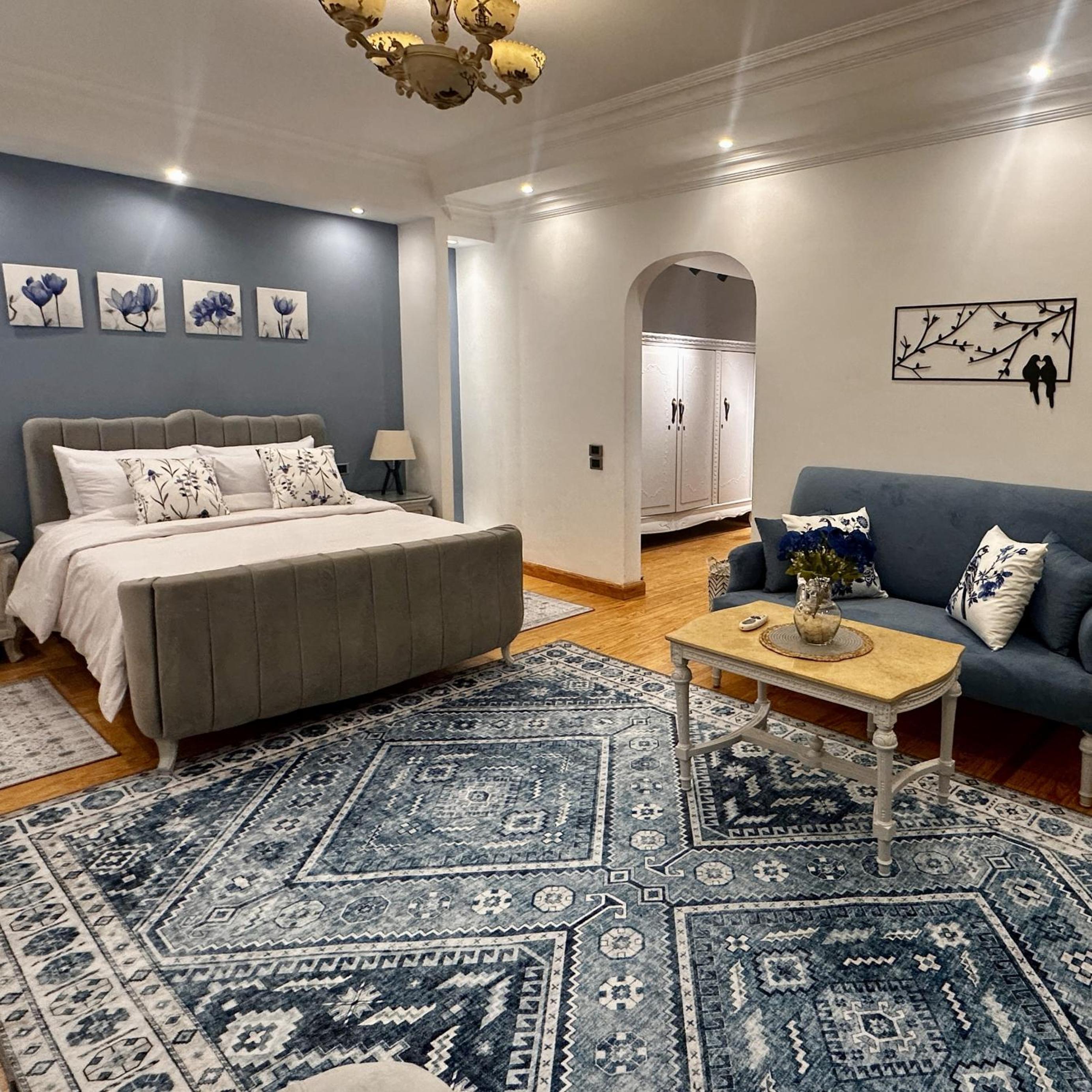Vintage Charm & Spacious Comfort in Zayed 2000 - only families & single travelers