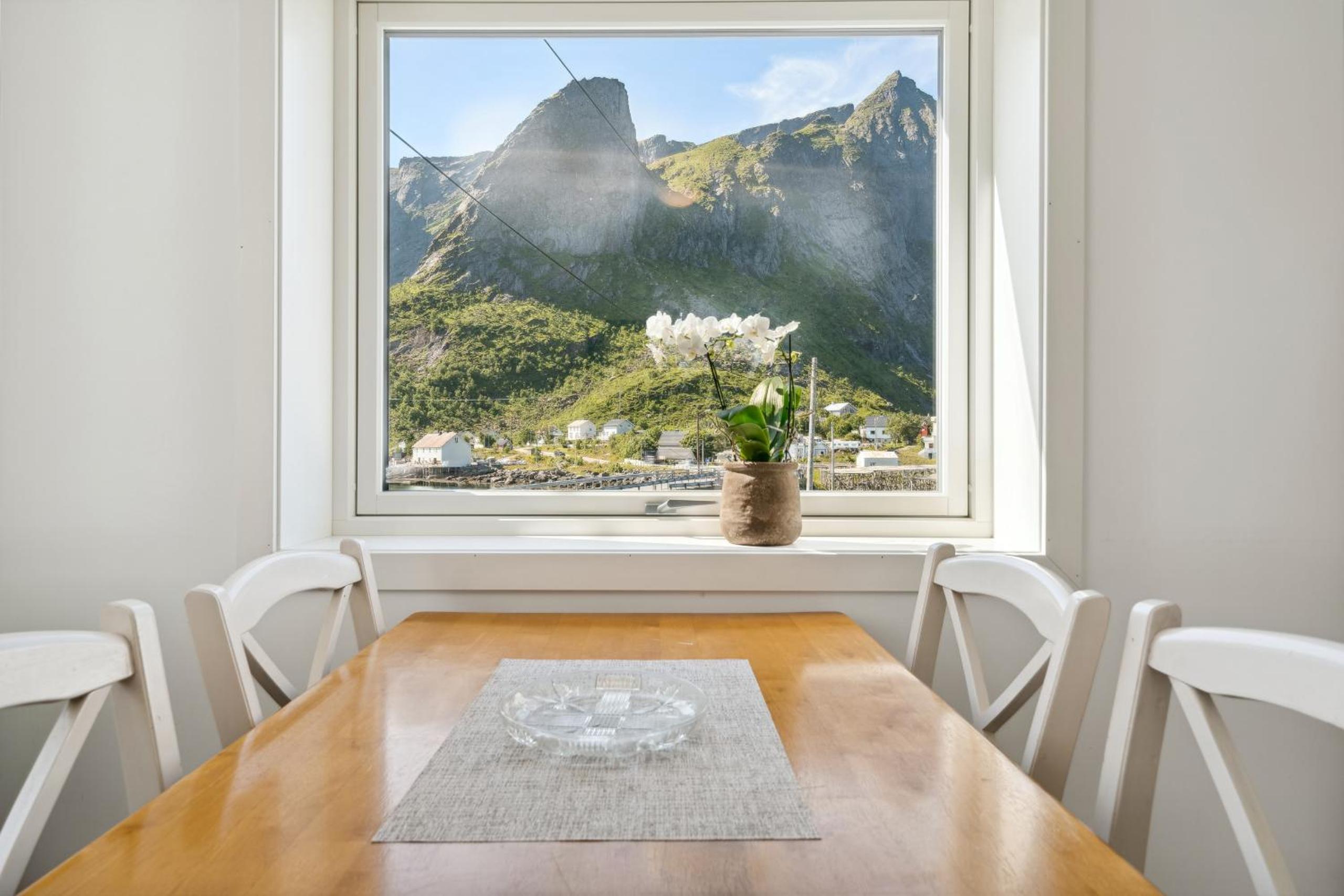 Valen House, Reine