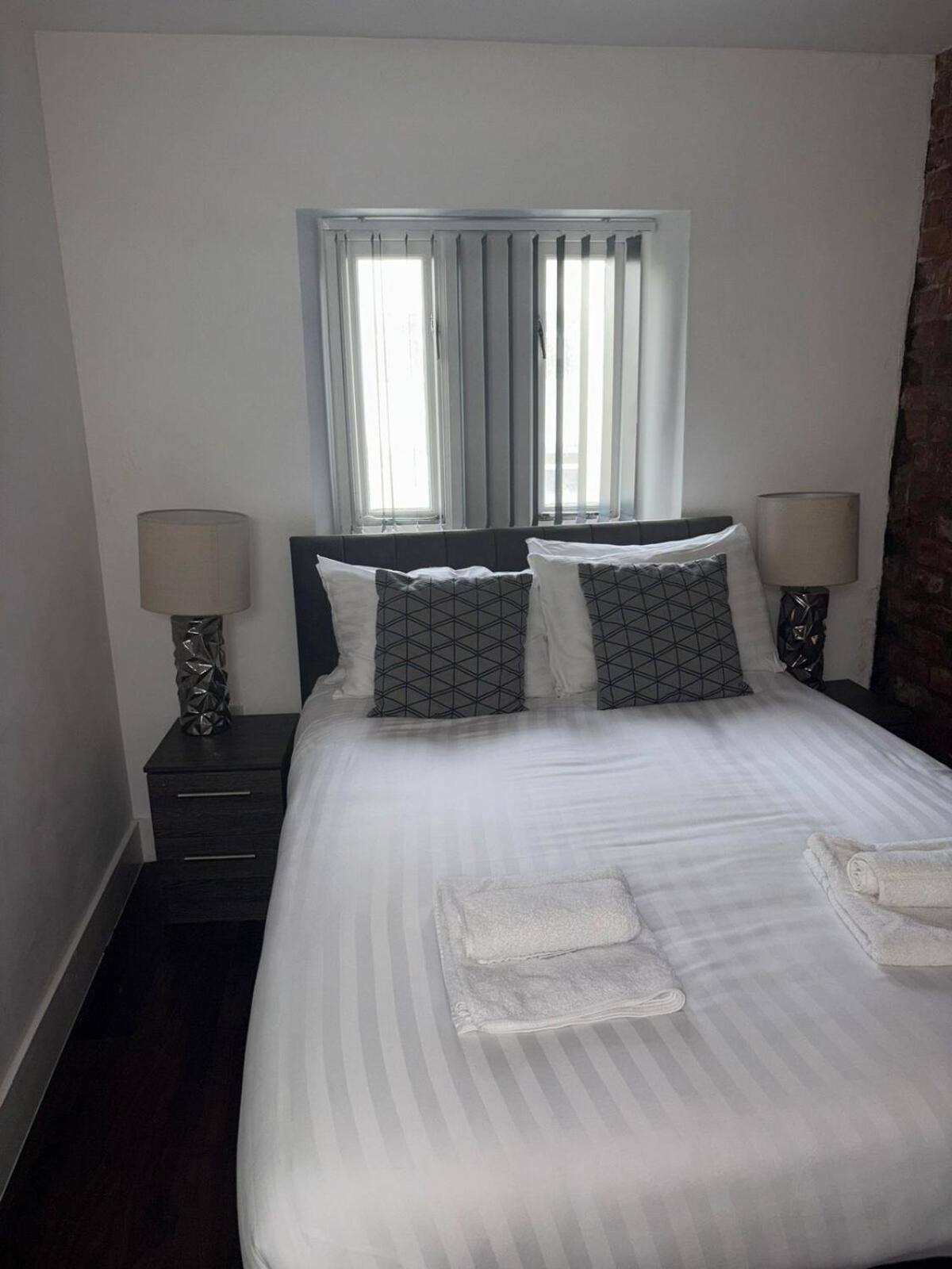 CASTLE STREET - City Centre 2 bedroomed Apt sleeps 8