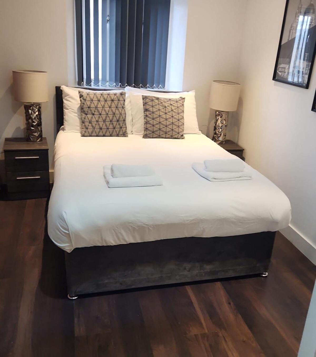 CASTLE STREET - City Centre 2 bedroomed Apt sleeps 8